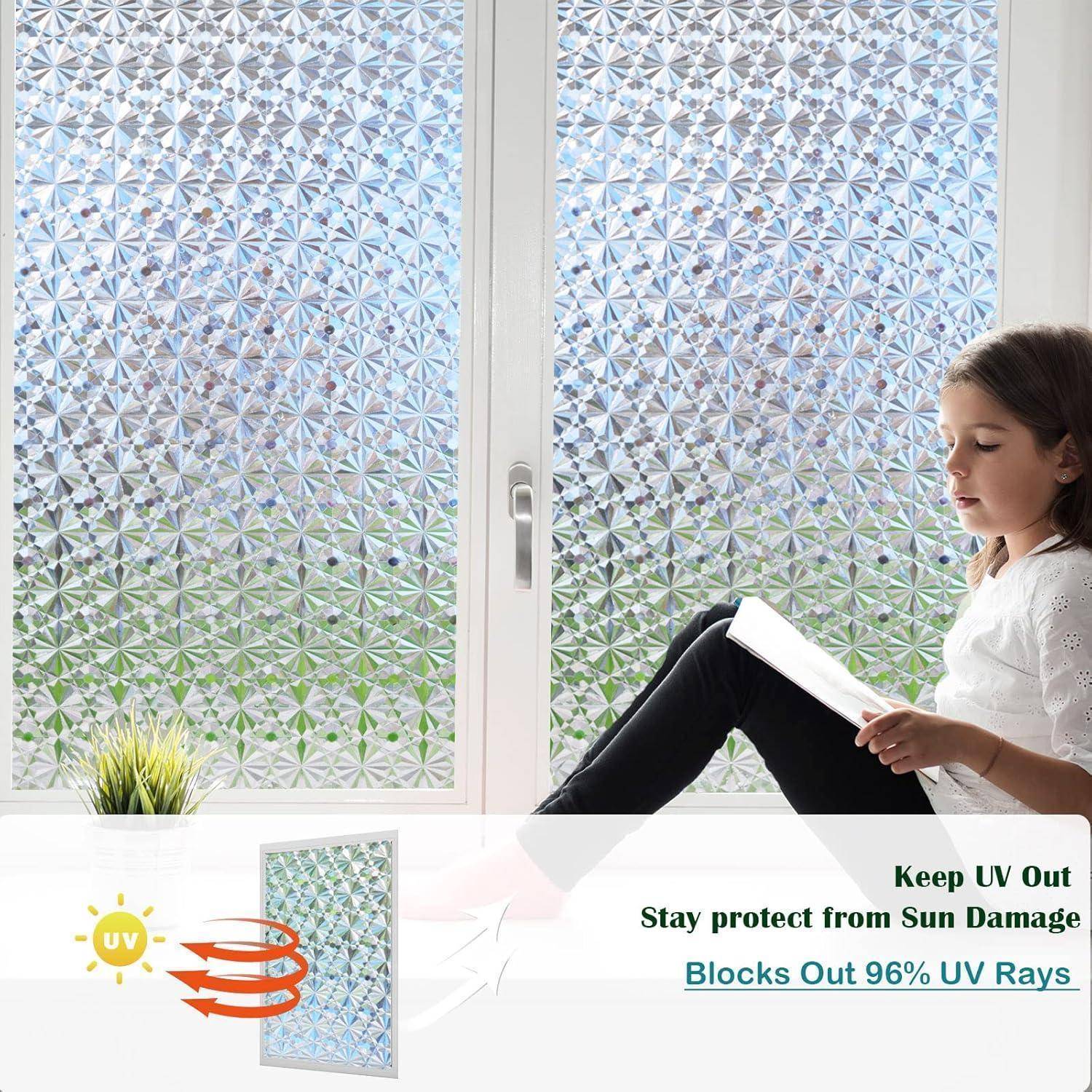 Ein Mädchen liest an einem Fenster mit dekorativer Milchglasfolie. Text: ‚UV-Strahlen abwehren, Schutz vor Sonnenschäden, Blockiert 96% der UV-Strahlen.