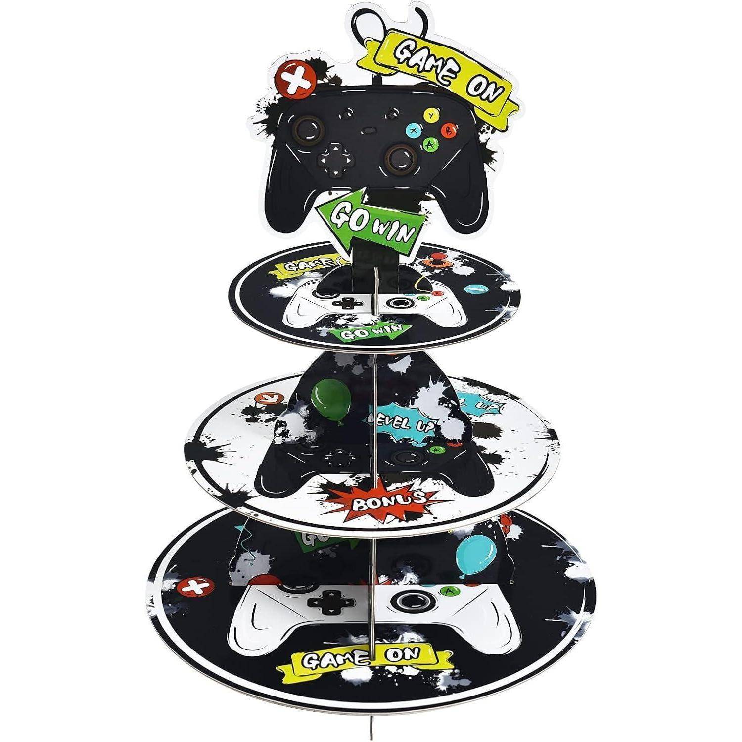 Mehrstöckige Etagere mit Cartoon-Grafiken, die Videospiel-Controller und thematische Texte wie ‚Game On' und ‚Go Win' auf jeder Ebene zeigt.