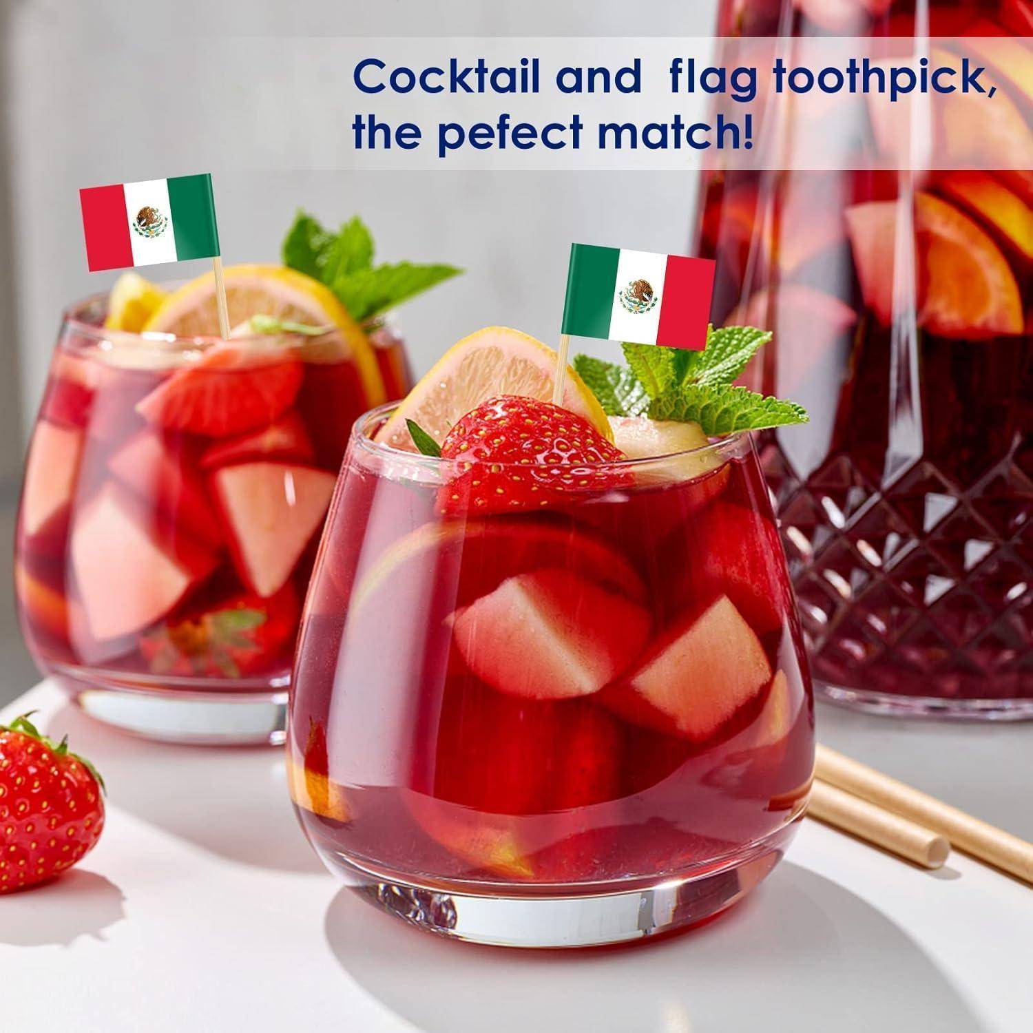 Zwei Gläser Früchtecocktail mit Mexiko-Flaggen an Zahnstocher, geschmückt mit Erdbeeren und Minze. Text lautet: „Cocktail und Flaggen-Zahnstocher, das perfekte Gespann!