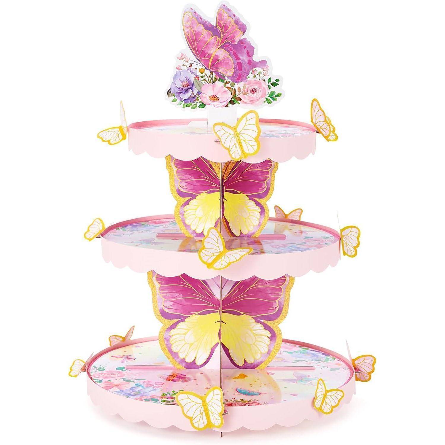 Dreistufiger rosa Cupcake-Ständer, geschmückt mit großen Schmetterlingen und floralen Dekorationen, geeignet für eine thematische Feier oder Veranstaltung.