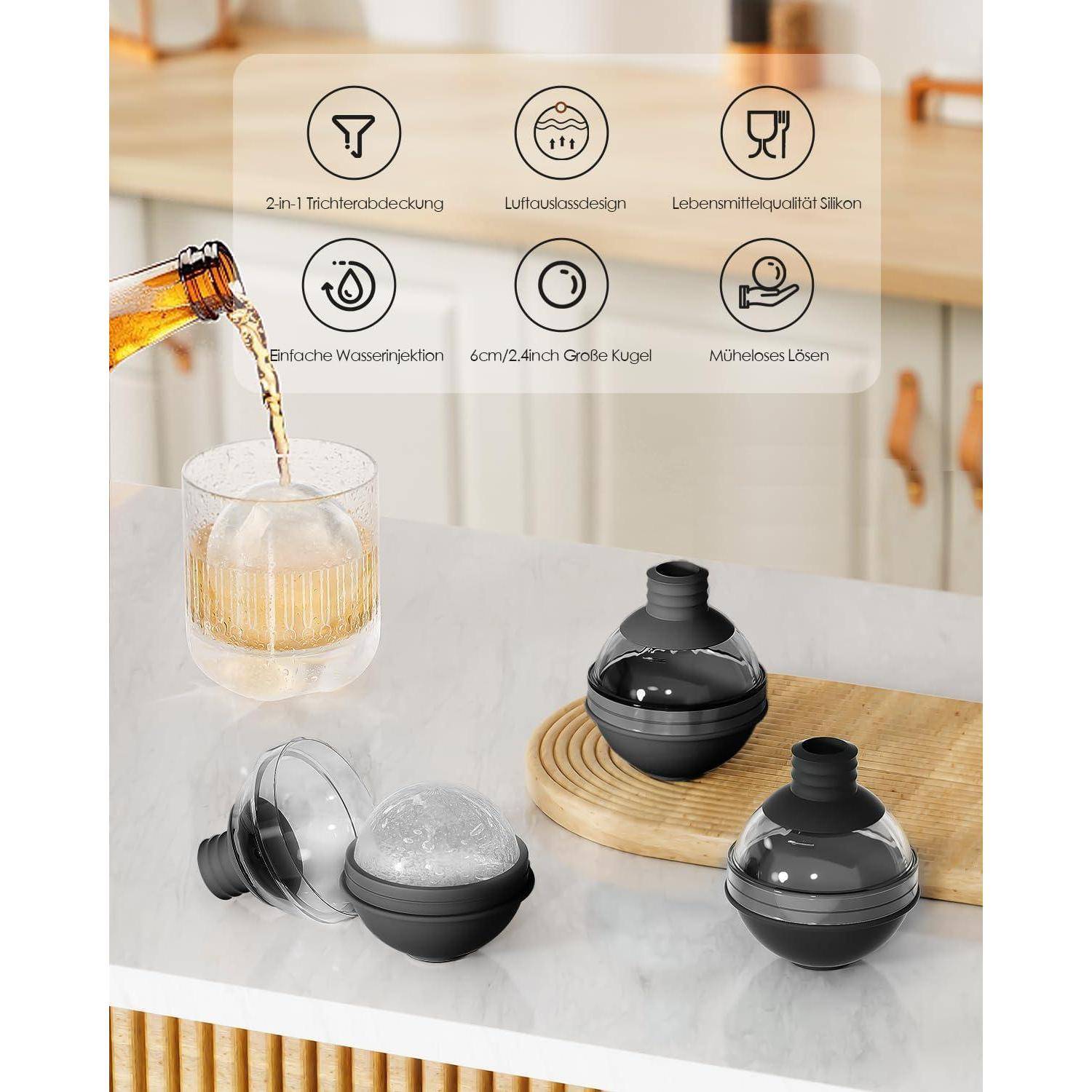 Eine Hand gießt ein Getränk durch einen Trichter in ein Glas. Im Vordergrund werden zwei schwarze und durchsichtige sphärische Eisformen gezeigt, eine geöffnet und eine geschlossen.