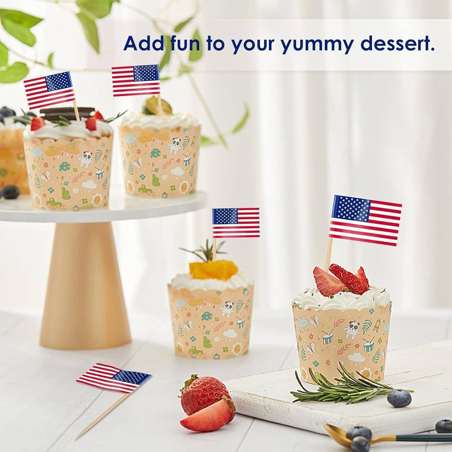 Cupcakes mit amerikanischen Flaggen auf der Spitze werden auf einer Kuchenständer präsentiert. Text liest sich 