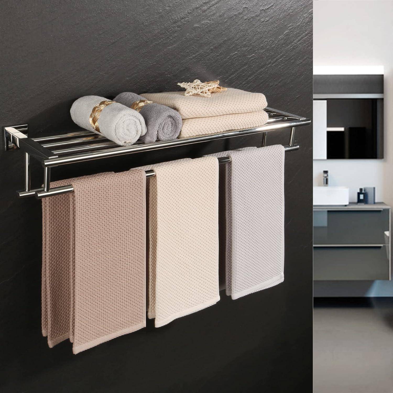 Eine moderne Badezimmerwand ziert ein Metallregal mit ordentlich gefalteten Handtüchern und zwei gestapelten Waschlappen. Darunter hängen drei Handtücher, die für einen farblichen Kontrast sorgen.
