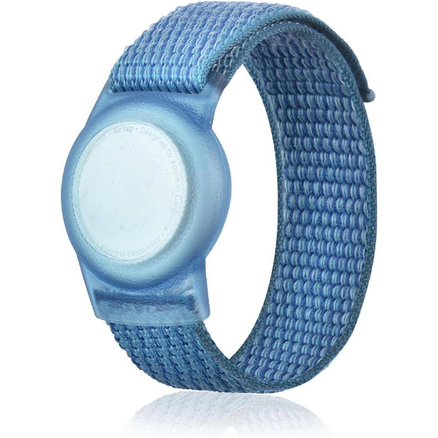 Ein blaues gewebtes Uhrenarmband mit einem leeren, runden, flachen Zifferblatt.