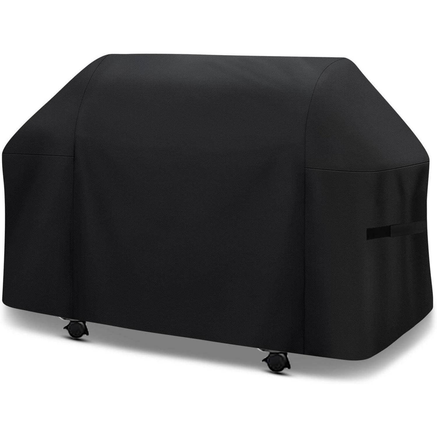 Eine schwarze BBQ-Grillabdeckung mit passgenauem Design, die einen Outdoor-Grill bedeckt. Sie verfügt über seitliche Griffe und sitzt eng und präzise über dem Grill, der auf Rädern ruht.
