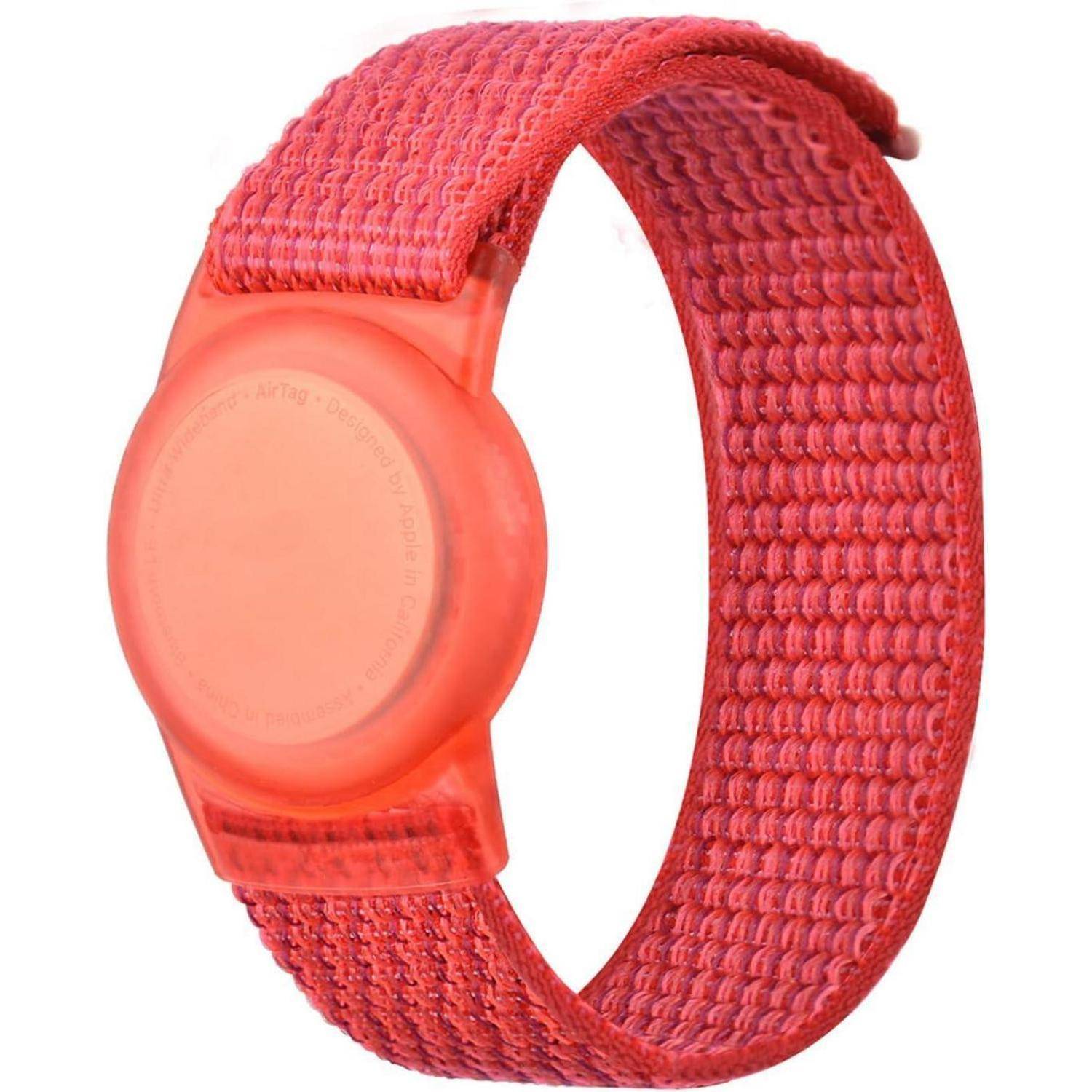 Ein rotes Stoffarmband mit einem runden Plastikanhänger.