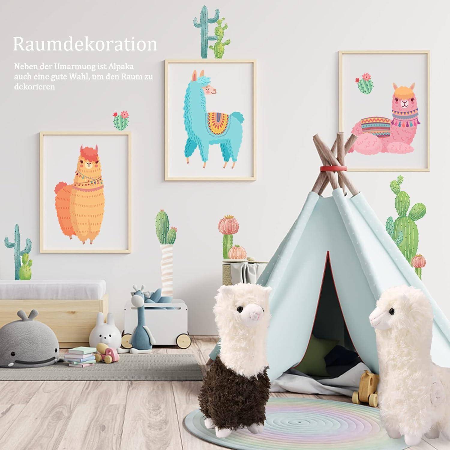 Ein verspielter Raum präsentiert Lama-Themendekorationen, einschließlich gerahmter Lama-Kunst an weißen Wänden und kuscheligen Lamas in der Nähe eines weißen Spielzeltes.