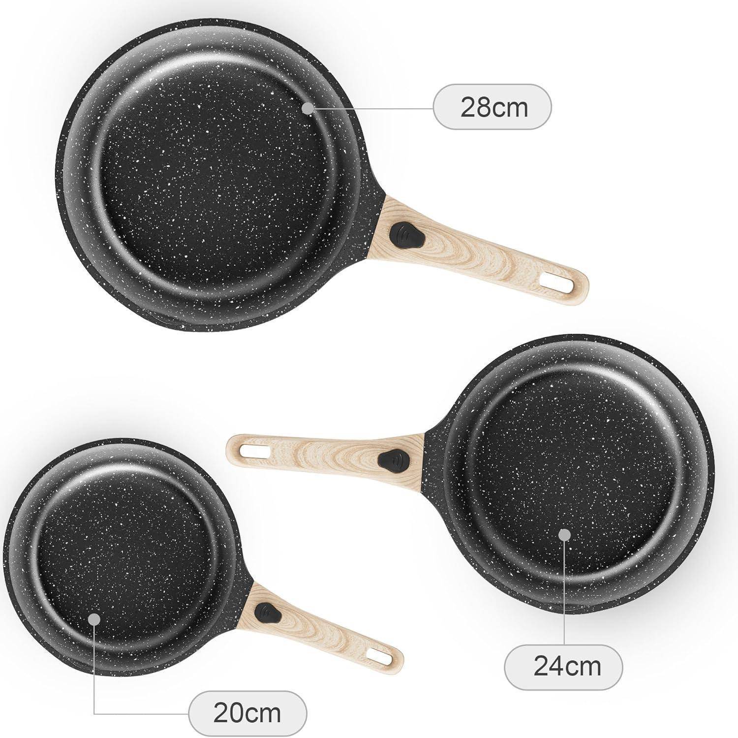 Drei Antihaft-Bratpfannen mit Holzgriffen, auf weißem Hintergrund angeordnet. Die Größen sind gekennzeichnet: 28 cm, 24 cm und 20 cm.
