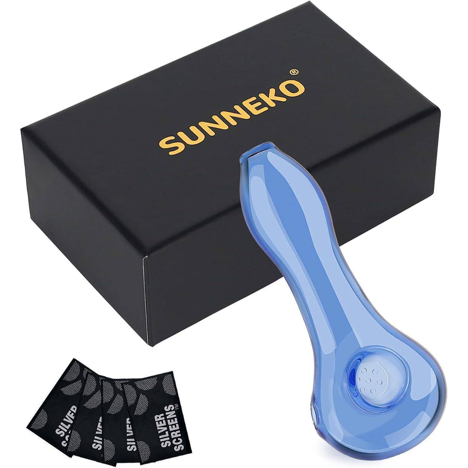 Eine blaue Glaspfeife mit einer Schachtel, beschriftet mit SUNNEKO, und einem Satz silberner Siebe.