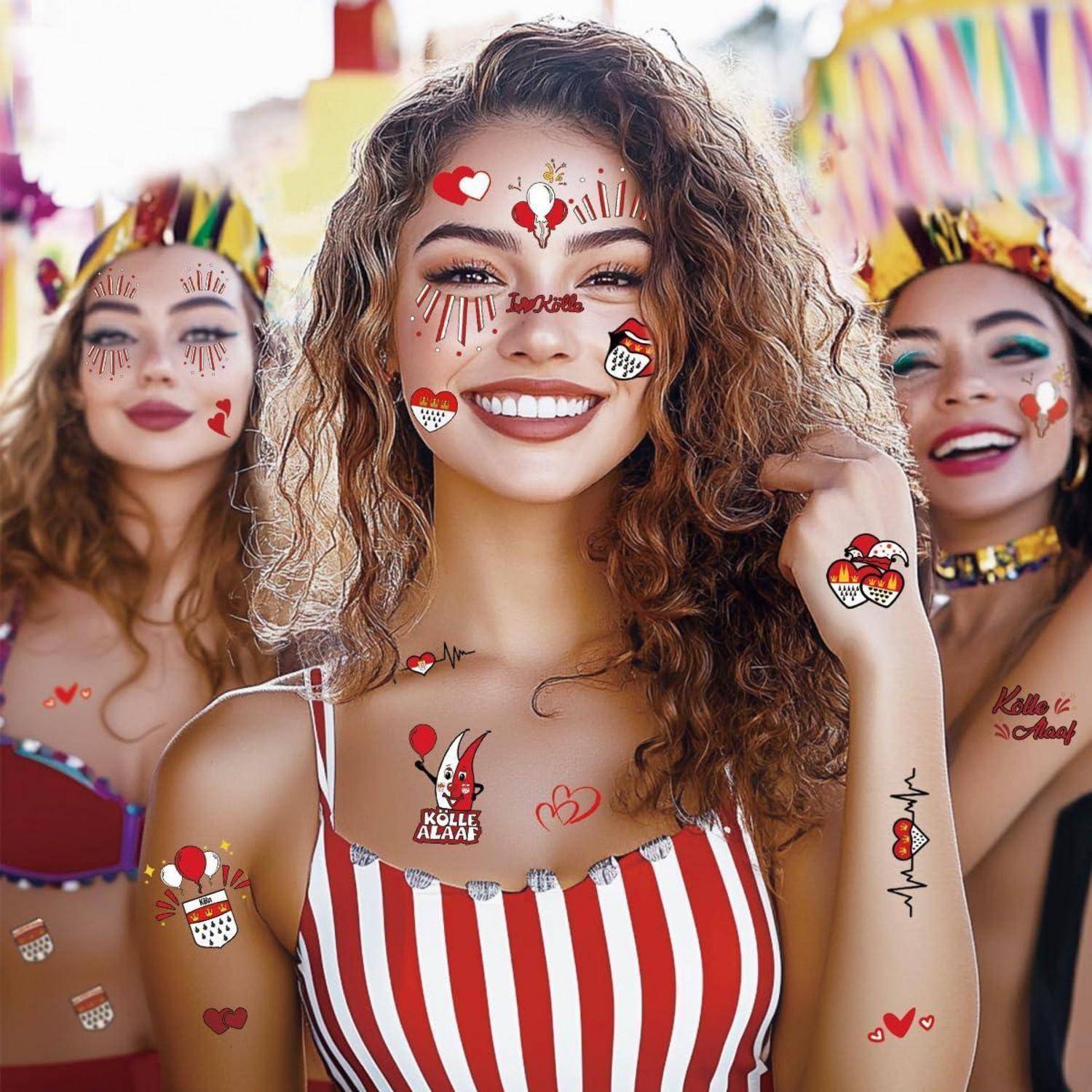 Drei Personen in bunten, karneval-inspirierten Outfits mit verspieltem Schmink und temporären Tattoos, die lächelnd in die Kamera blicken.