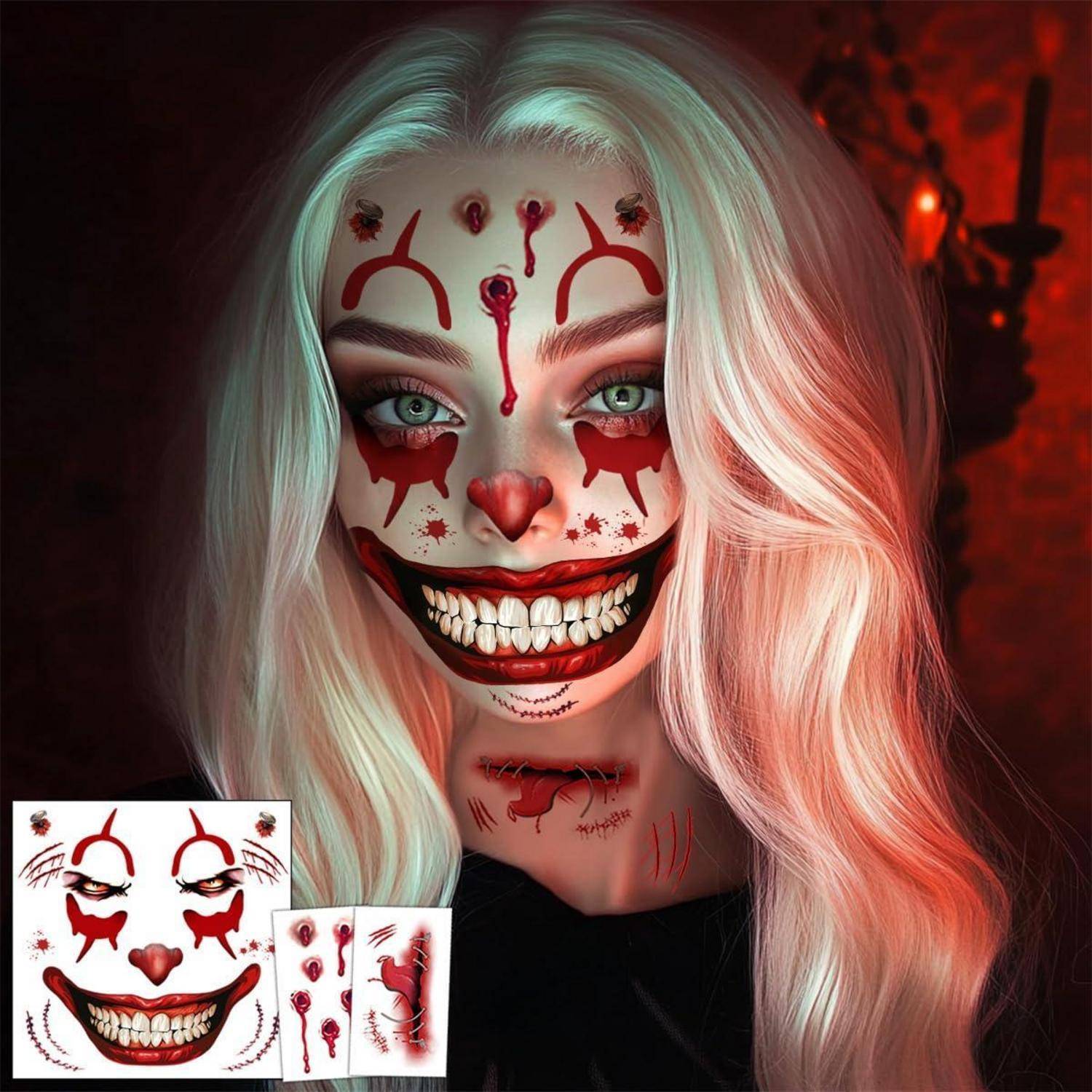 Eine Person mit langen Haaren trägt aufwendiges, unheimliches Clown-Gesichtsbemalung mit übertrieben roten Lippen, einem roten Herz auf der Nase und dunklem Augen-Make-up.
