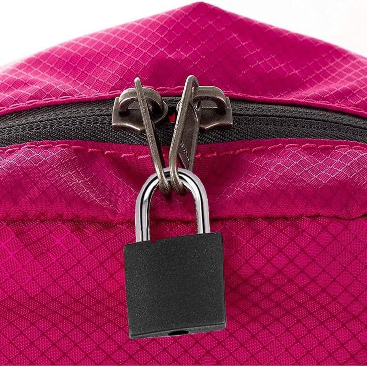 Eine rosafarbene Tasche mit einem schwarzen Vorhängeschloss am Reißverschluss, die Sicherheit oder Privatsphäre symbolisiert.