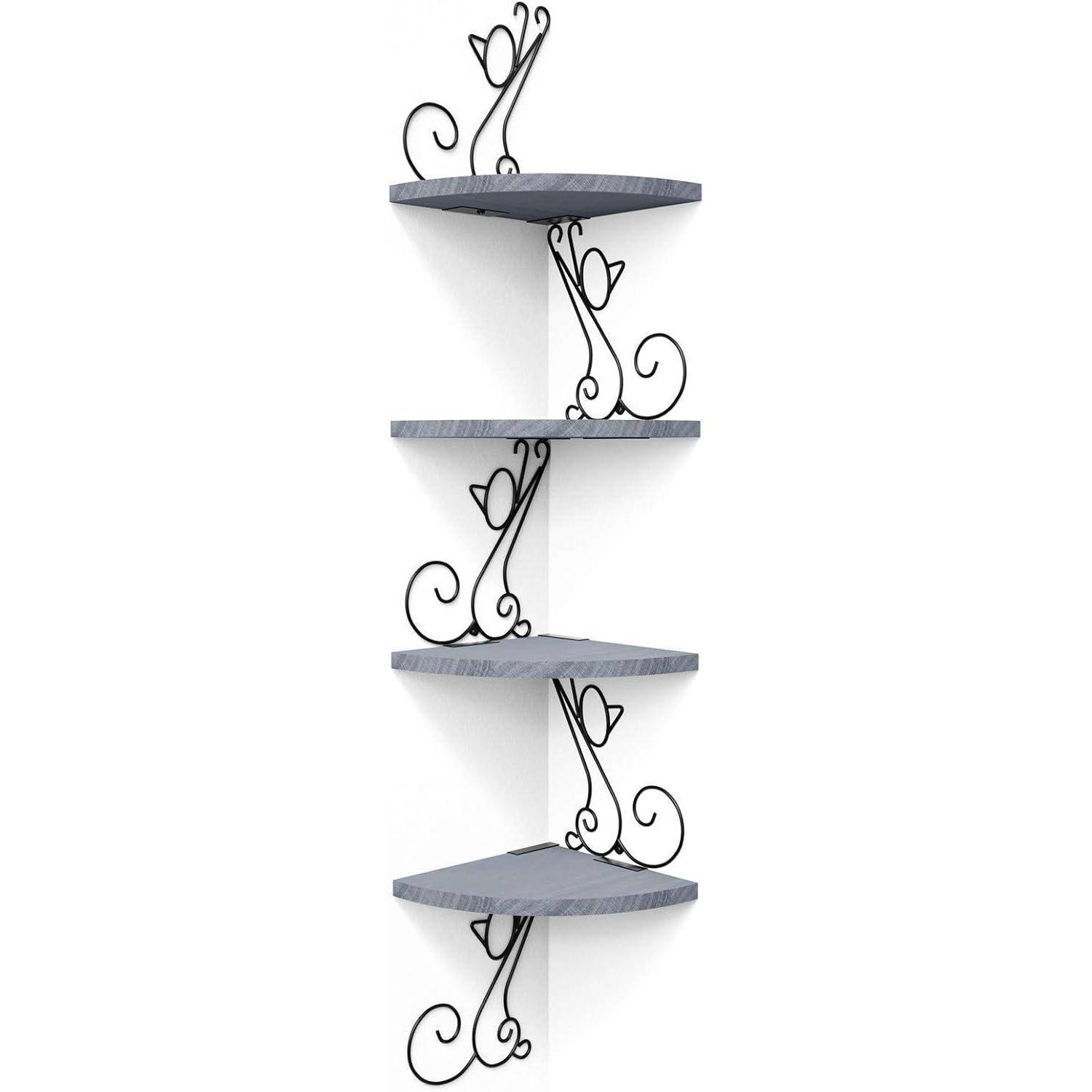 Eckwand-Regale mit dekorativen schwarzen Metallhalterungen und grauen Holzpaneelen, vertikal in vier Ebenen angeordnet.