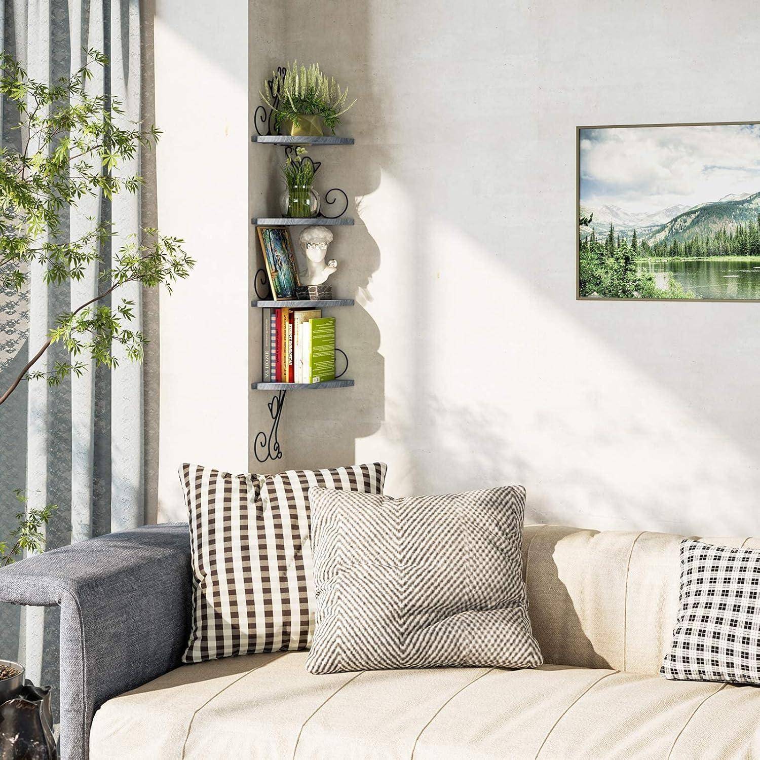 Eine gemütliche Ecke im Wohnzimmer mit einem beigen Sofa mit gemusterten Kissen, einer kleinen Reihe von Regalen mit Dekorationen und einem Berglandschaftsgemälde.