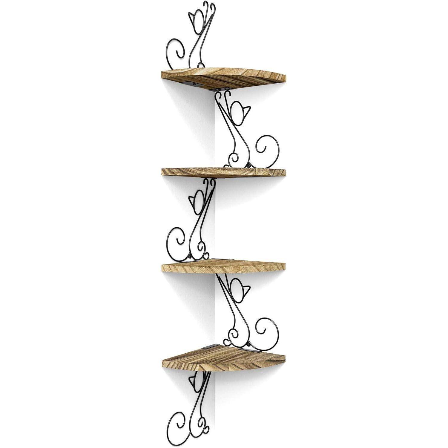 Ein Eckregal mit vier dreieckigen Holzregalen, die jeweils von dekorativen schwarzen Metallhalterungen mit Blumenmustern gestützt werden.