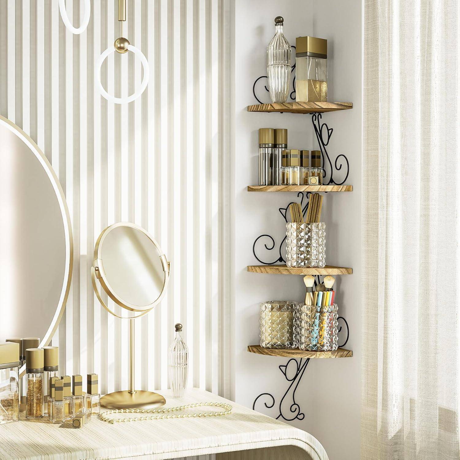 Ein stilvolles Badezimmer mit einem runden Spiegel und eleganten Regalen, die dekorative Gläser tragen und eine luxuriöse und organisierte Atmosphäre schaffen.