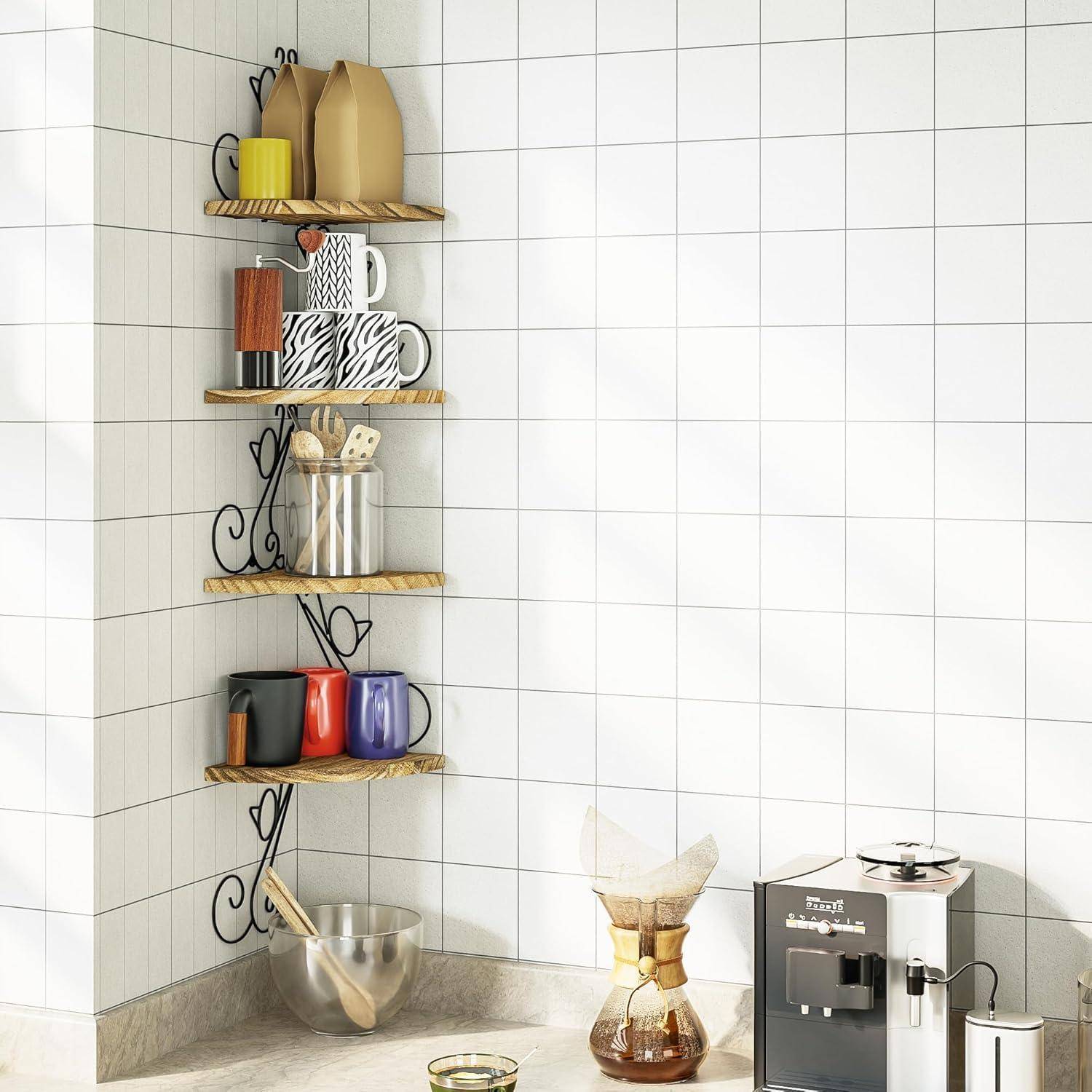 Küchenecke mit fünf Holzregalen, auf denen Behälter und Küchenutensilien stehen. Darunter eine Rührschüssel und ein Kaffeemaschinerie mit einer Chemex auf der Arbeitsplatte.