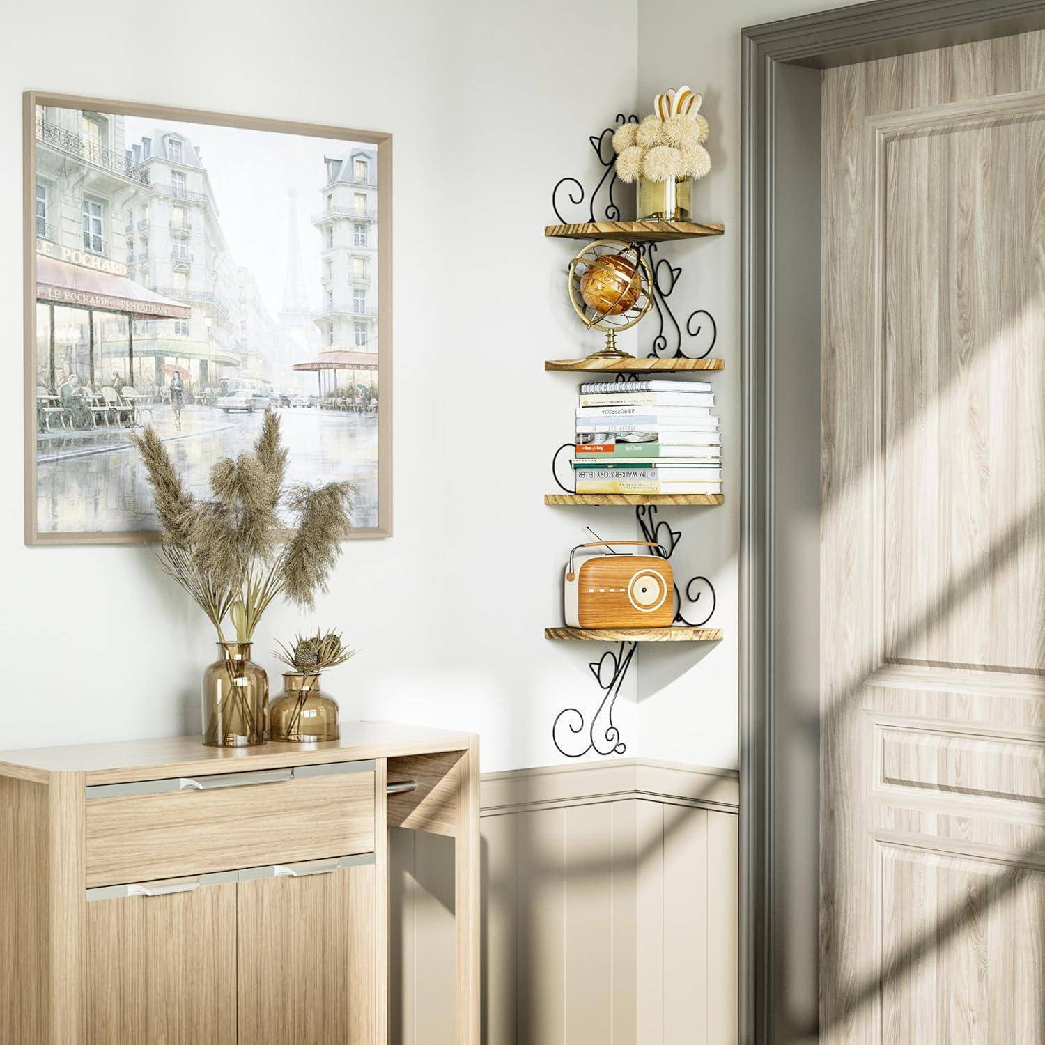 Eine gemütliche Raumecke mit hellem Holzmobiliar, Wandkunst einer europäischen Straße, dekorativer leiterartige Regalen und einer Vase mit Pampasgras.