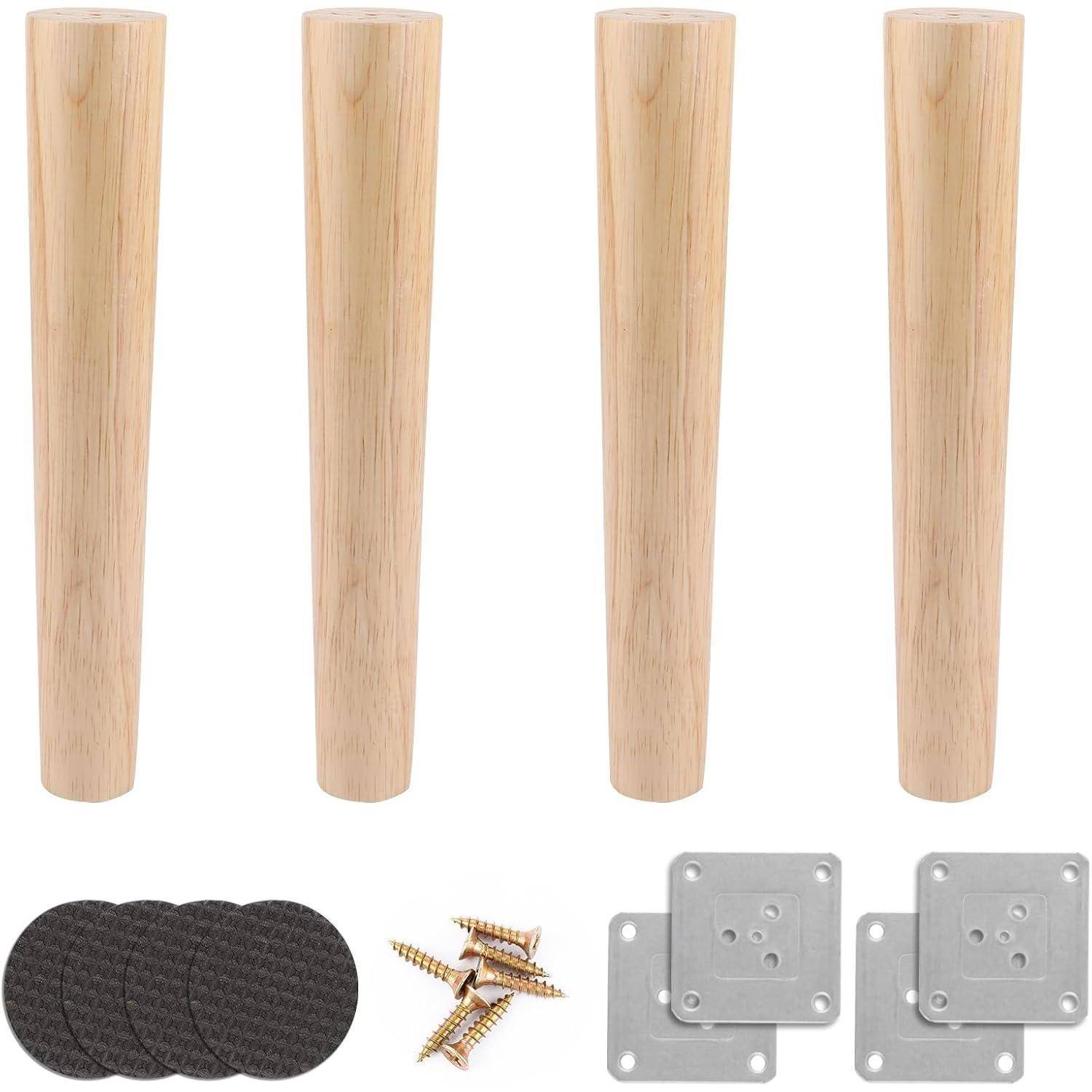 Vier Holzmöbelbeine mit konischer Gestaltung, dargestellt mit runden Filzpads, Schrauben und Metallbefestigungsplatten, bereit zur Montage.