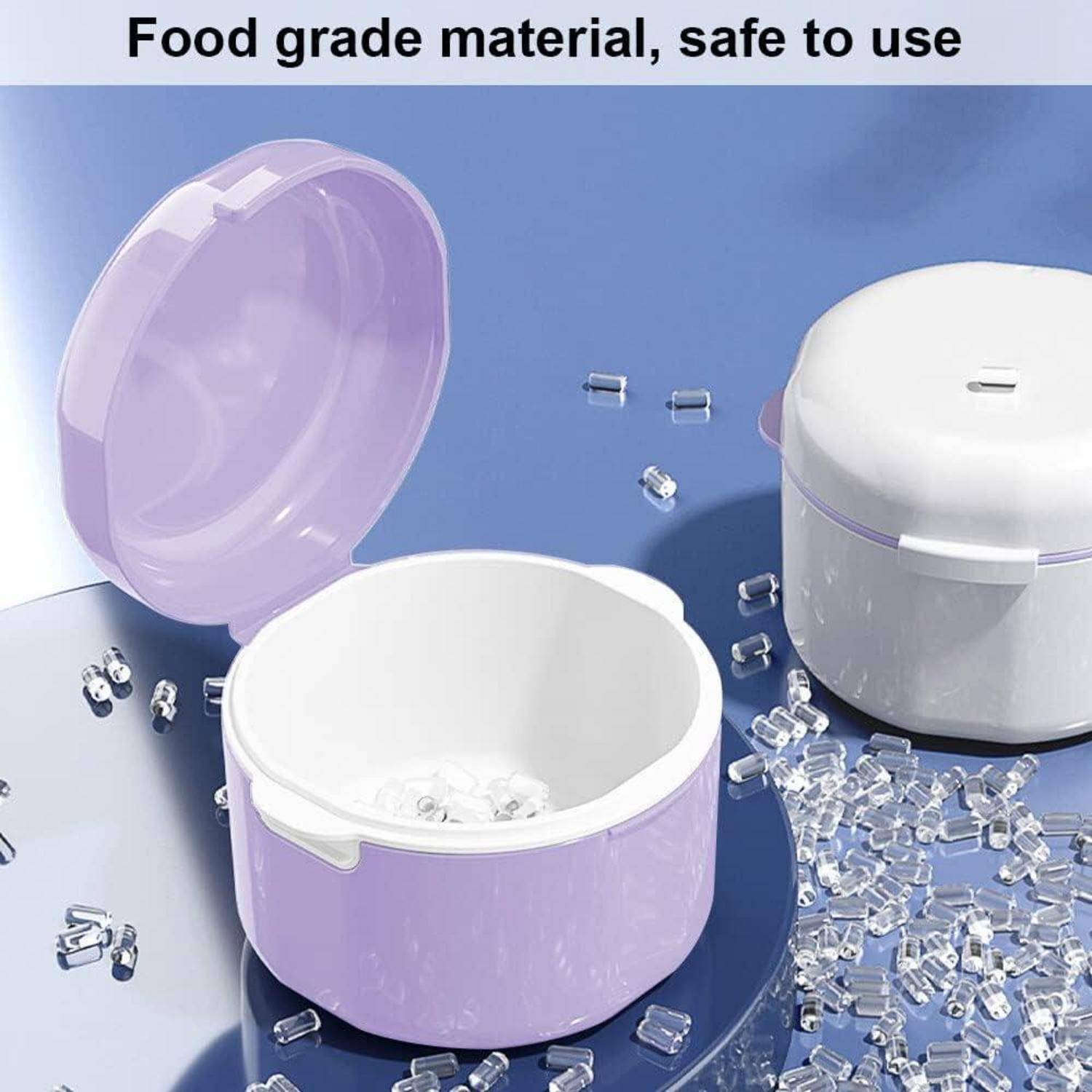 Lila und weißer Eiswürfelbereiter auf einer reflektierenden Oberfläche mit verstreuten Eiswürfeln. Text oben liest sich: „Lebensmittelgeeignetes Material, sicher in der Verwendung