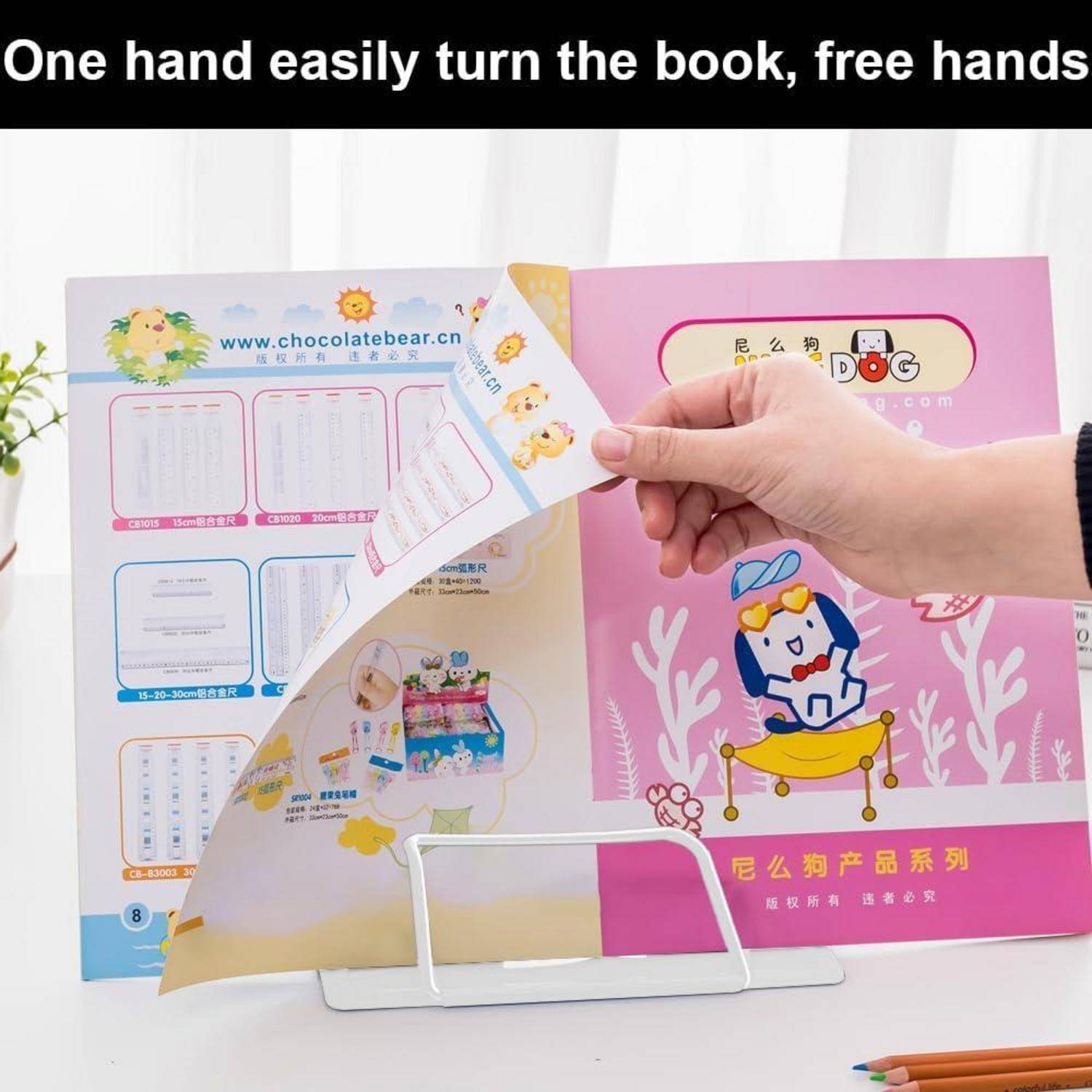 Eine Hand blättert mit Hilfe eines Ständers in einem bunten Kinderbuch um, wobei der Text darüber lautet: 