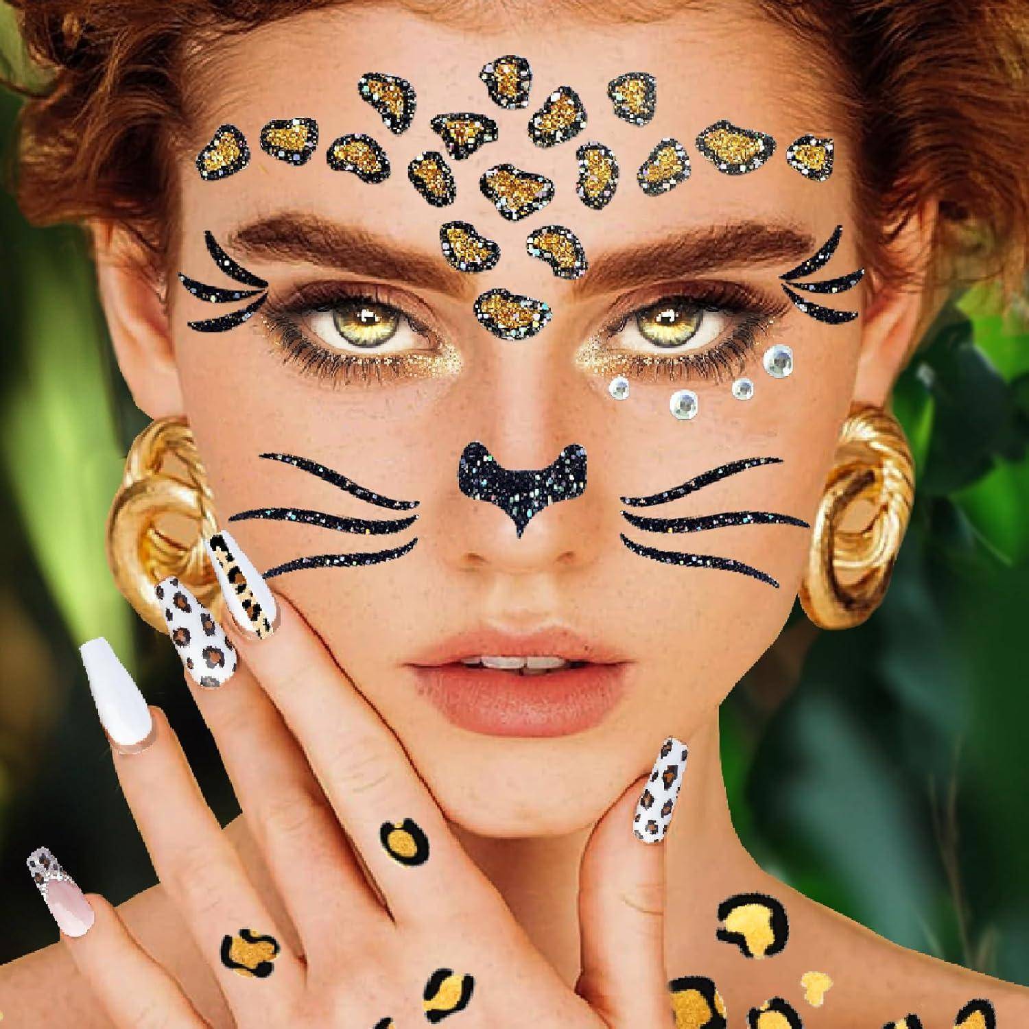 Eine Person mit künstlerischem Leoparden-Make-up, mit markanten Flecken im Gesicht und an den Händen, dramatischem Augen-Make-up und goldenen Ohrringen, die intensiv blickt.