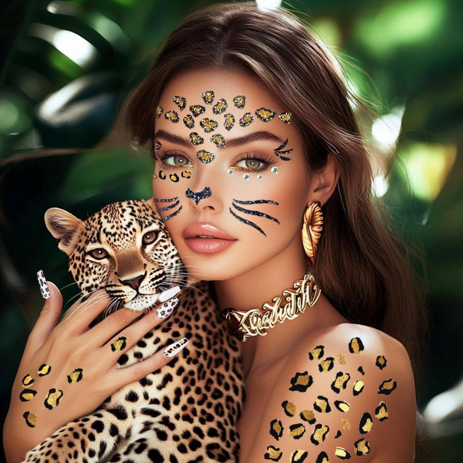 Eine Frau mit Leoparden-Gesichtsmalerei und Accessoires hält einen kleinen Leoparden. Die Umgebung ist üppig und grün und unterstreicht das Tiermotiv.