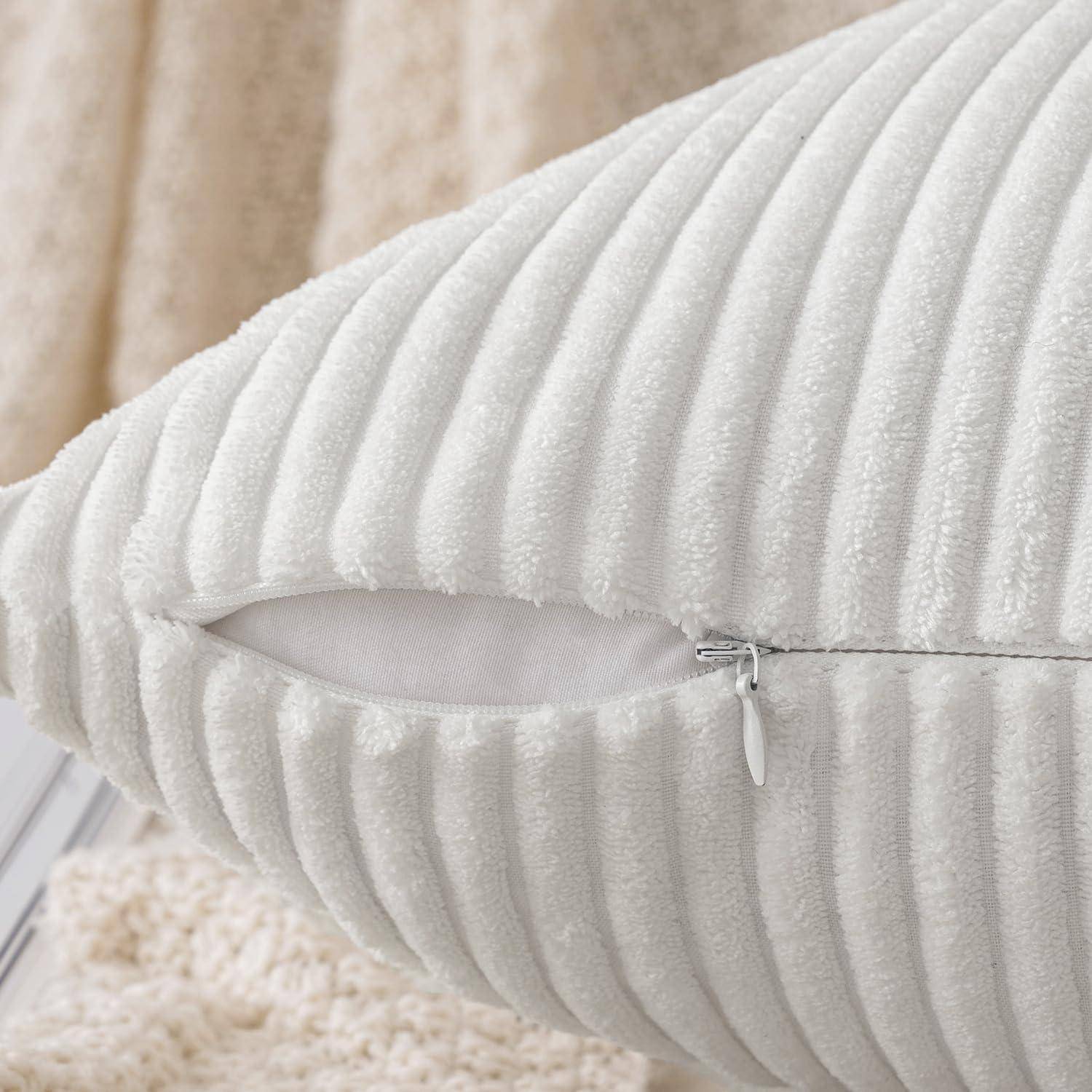 Eine Nahaufnahme eines weißen, strukturierten Kissens mit sichtbarem Reißverschluss, die das weiche Material und das Design-Detail hervorhebt.