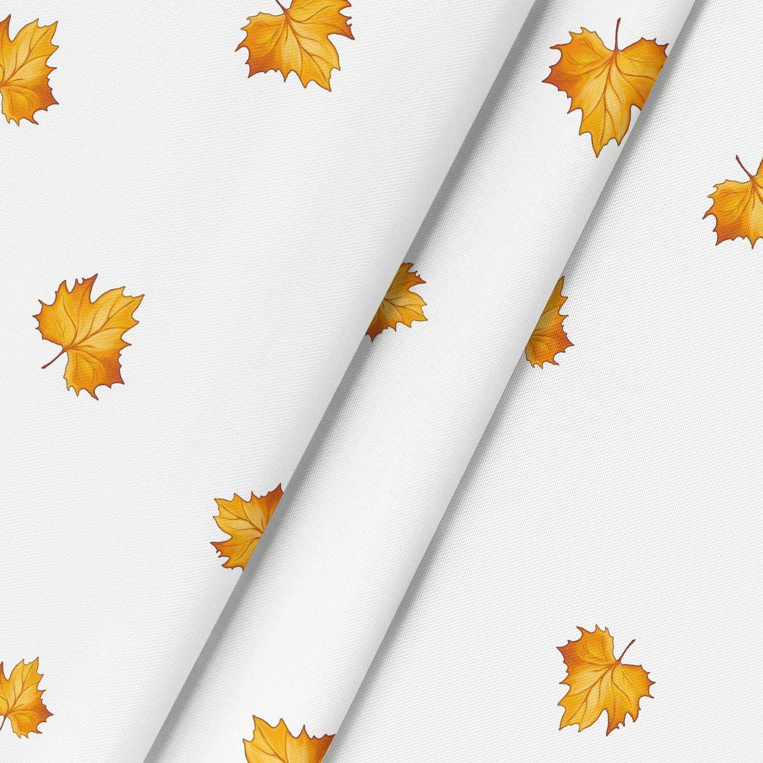 Gelbe Ahornblätter, verstreut auf einem weißen Hintergrund, eine Herbststimmung erzeugend.