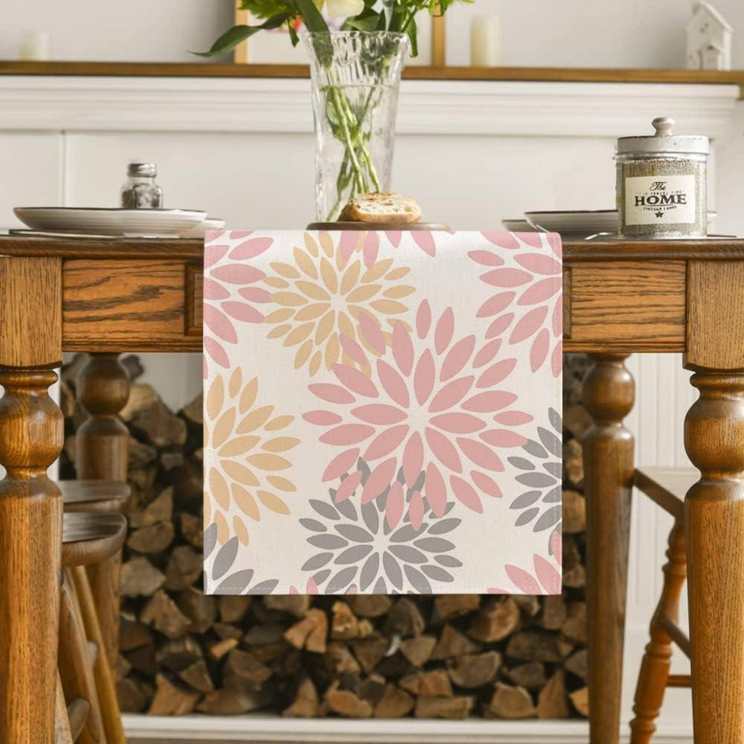 Ein Stoff mit Blumenmuster hängt über einem Holztisch in einem gemütlichen Raum mit einer Blumenvase und Dekorationen im Hintergrund.