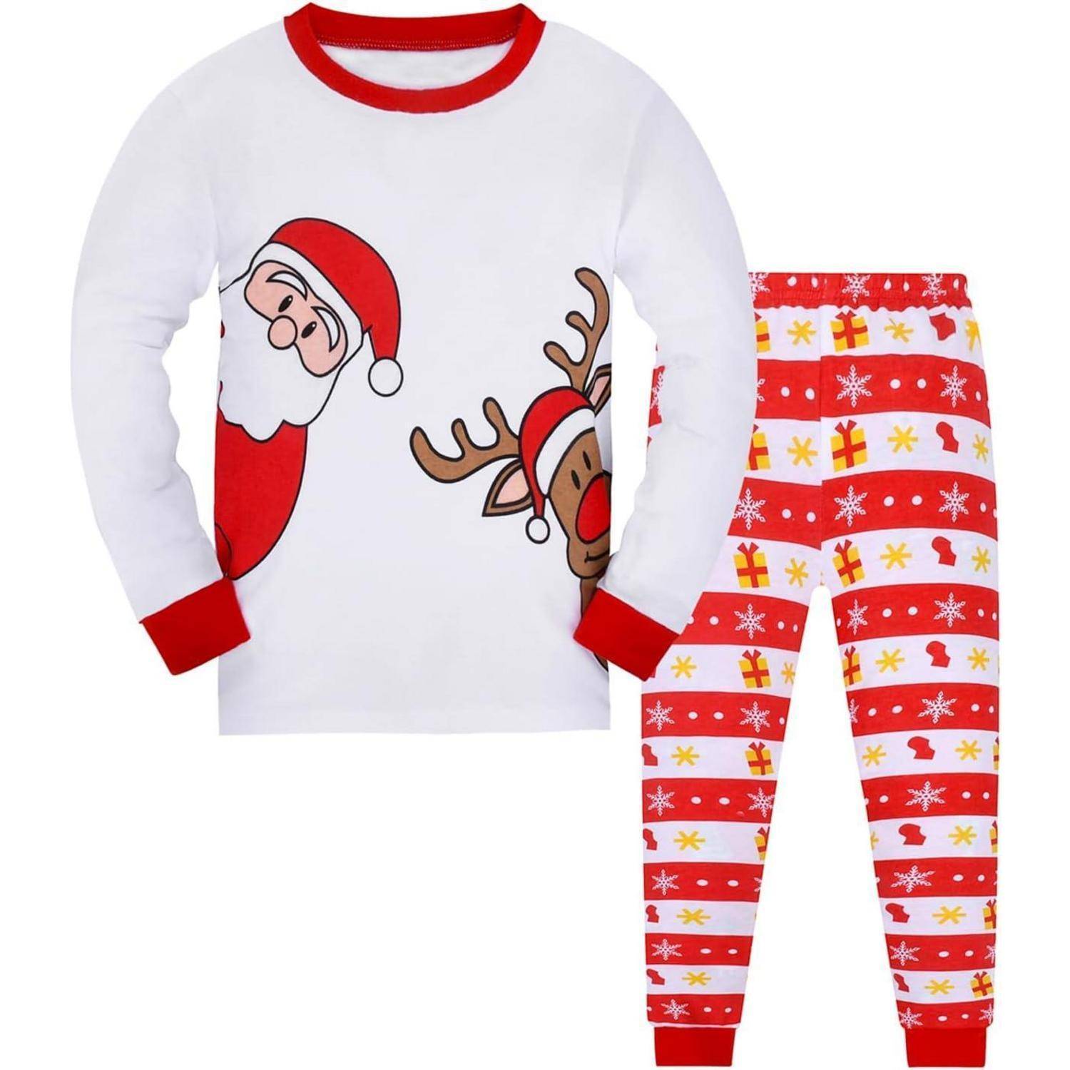 Kinderpyjama: Ein weißes langärmliges Oberteil mit Weihnachtsmann- und Rentierdesigns, kombiniert mit rot-weiß gestreiften Hosen, die mit Feiertagsmotiven verziert sind.