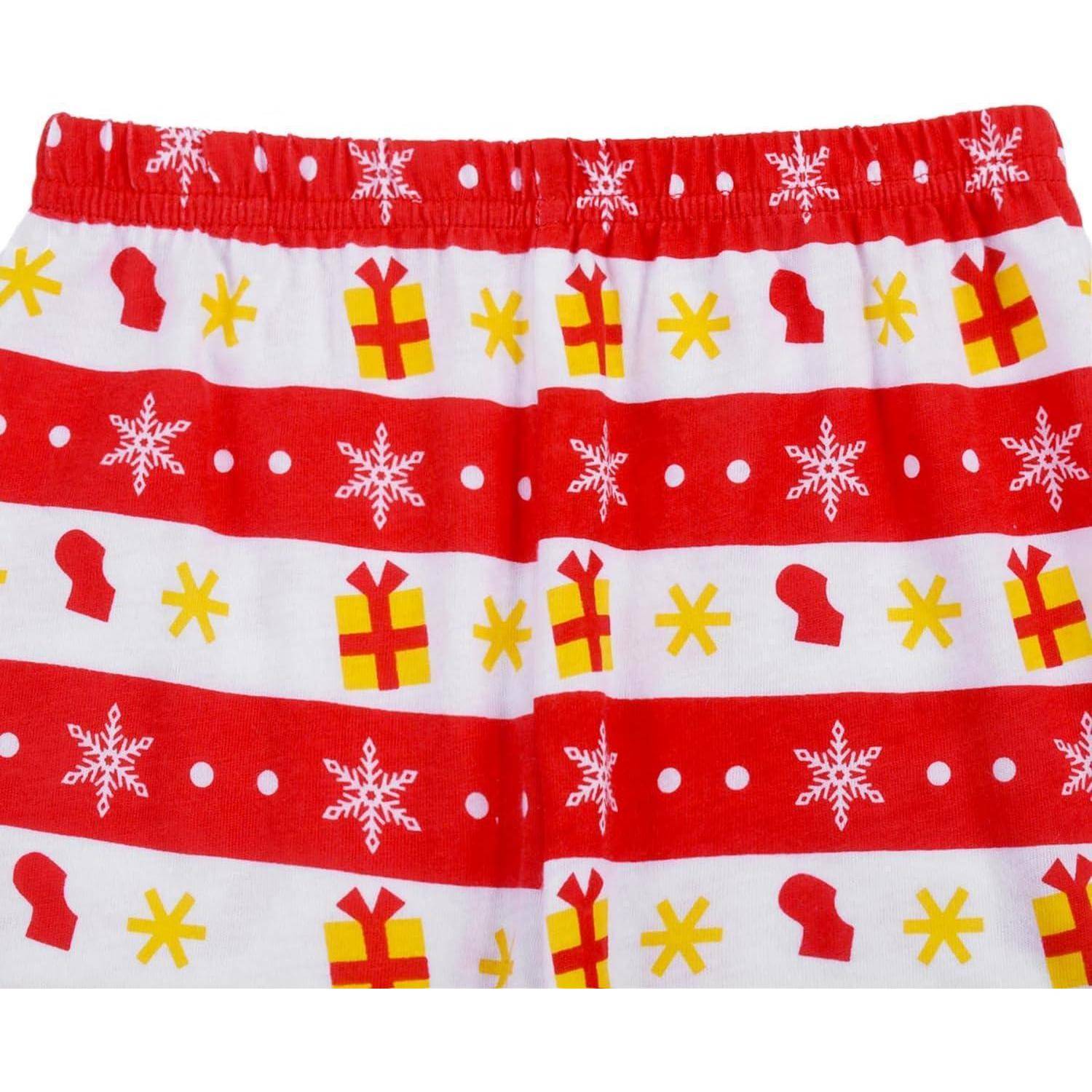Rot-weiß gestreiftes Stoff mit festlichen Mustern, darunter Schneeflocken, gelbe Sterne, rote Strümpfe und gelbe Geschenkkartons.