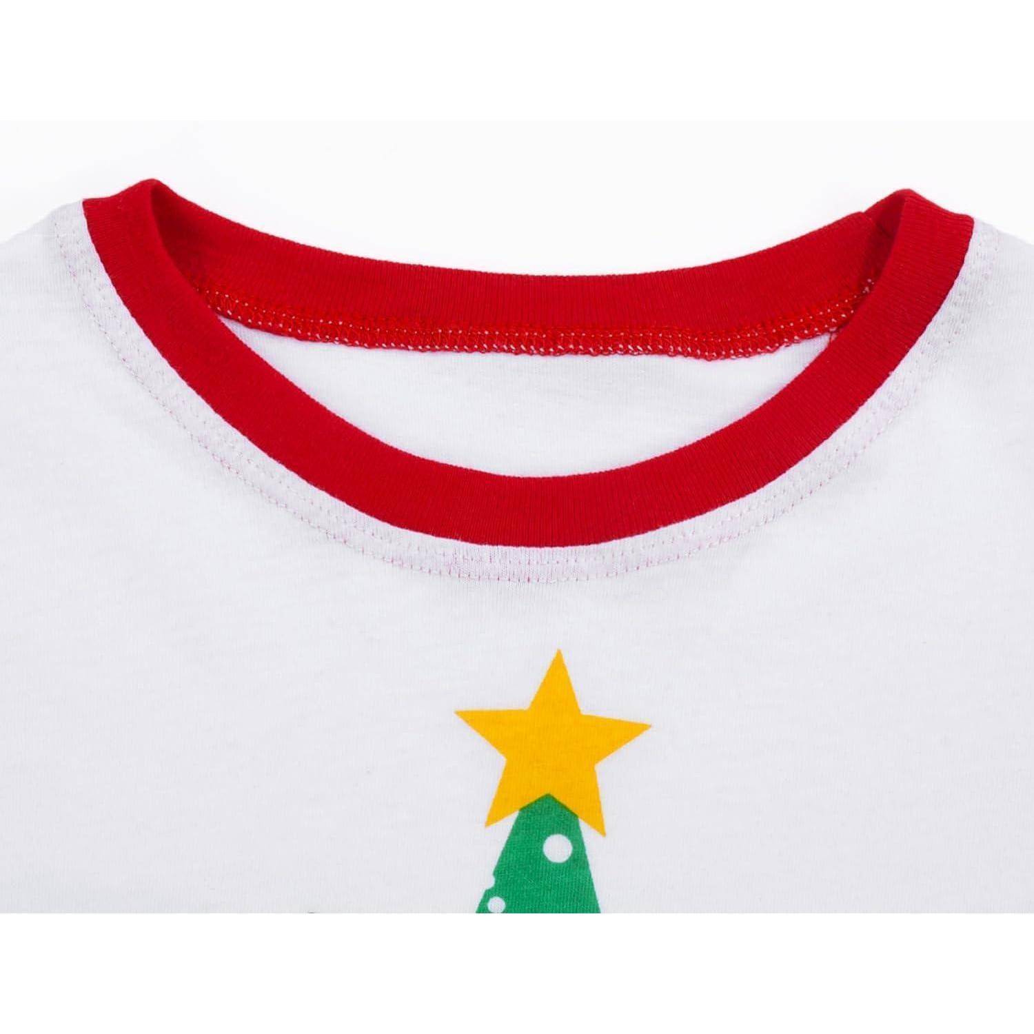 Ein T-Shirt-Kragen mit rotem Ausschnitt, der einen Teil eines grünen Dreiecks mit einem gelben Stern darüber zeigt, was einer stilisierten Baumform ähnelt.