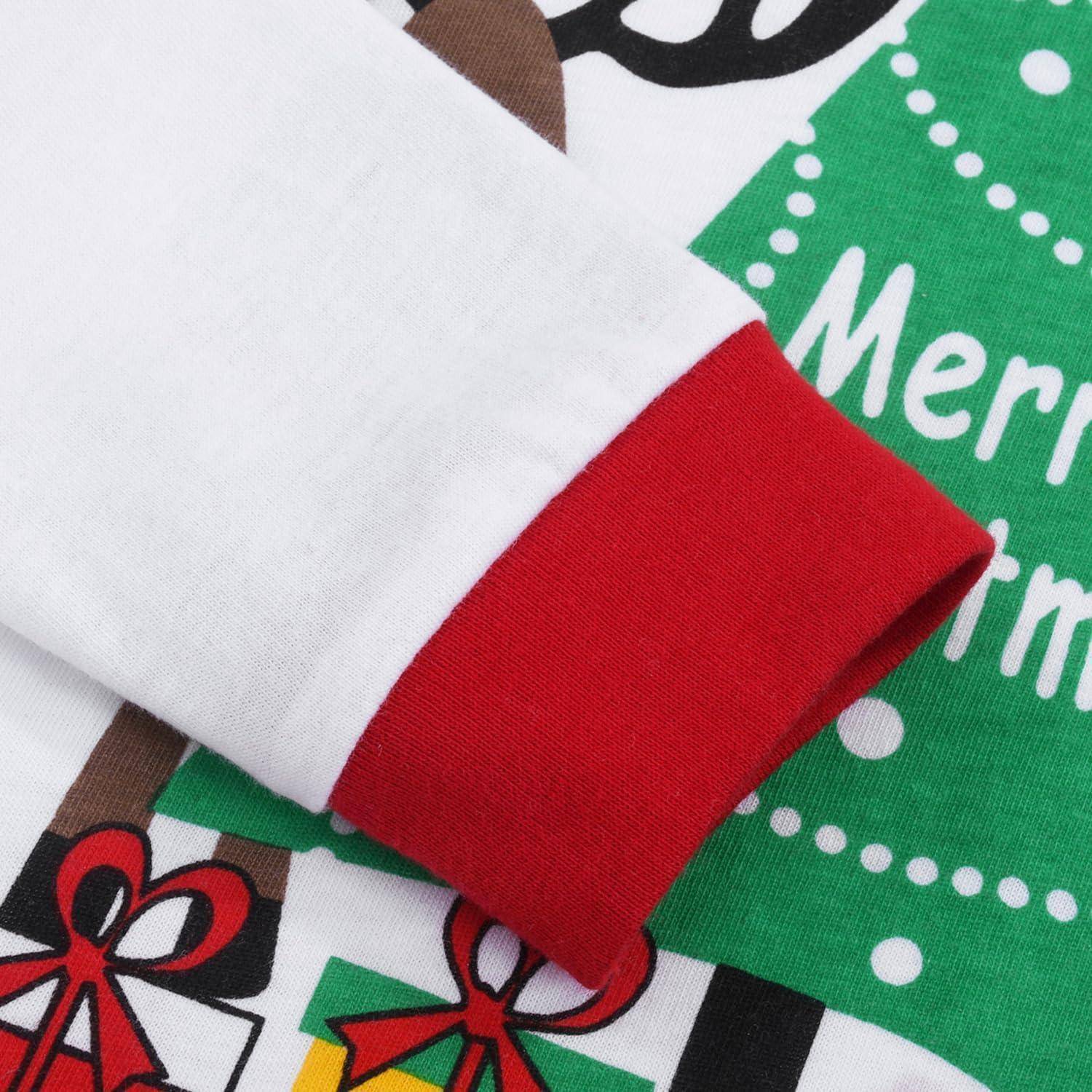 Detailaufnahme eines festlichen Weihnachtspullover-Ärmels mit roten Bündchen, auf dem Geschenkkarton-Illustrationen zu sehen sind und ein Teil des Wortes ‚Merry' sichtbar ist.