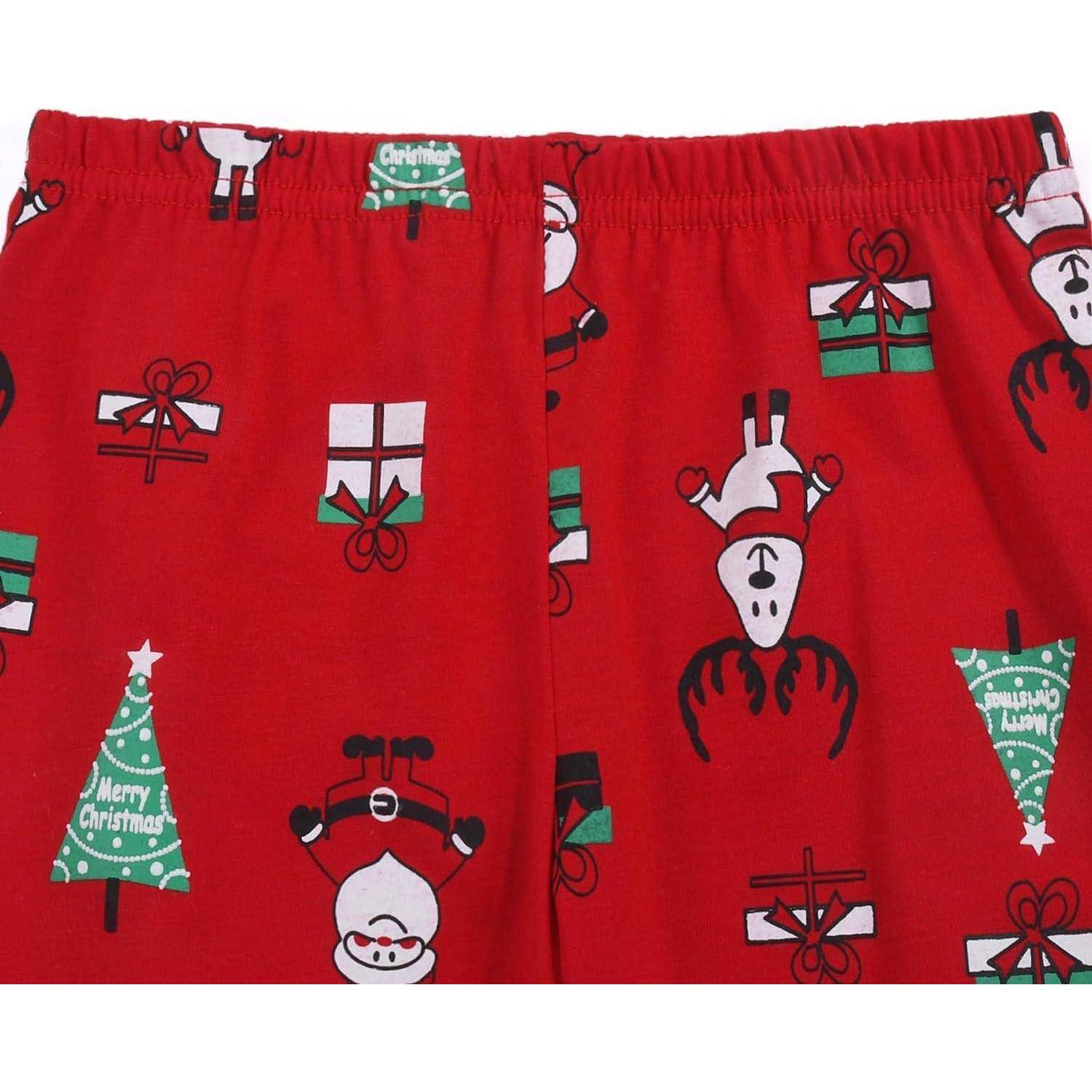 Rotes Stoff mit weihnachtlichen Mustern: Rentiere, Weihnachtsmann, Geschenkkartons und Bäume mit 'Frohe Weihnachten' Text.