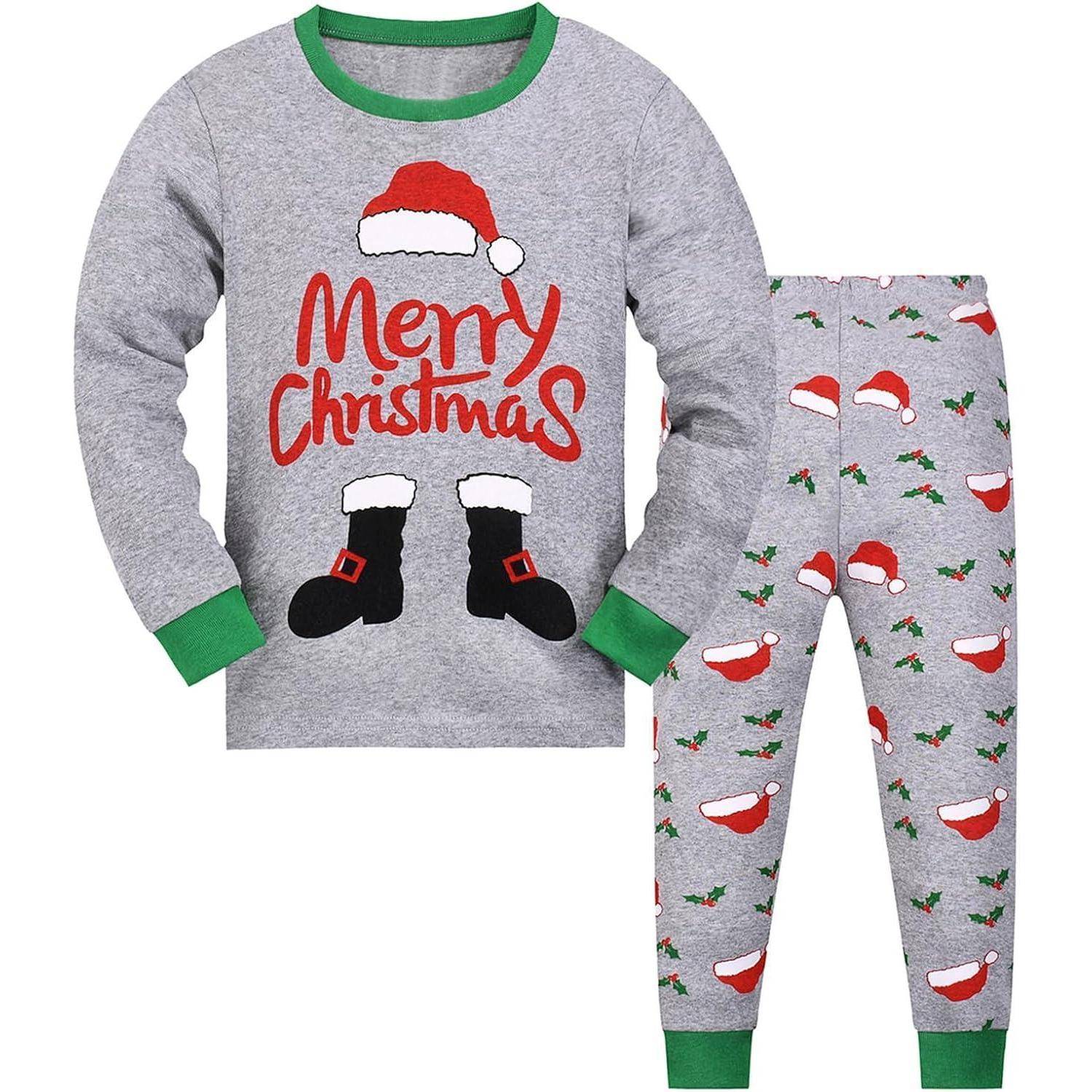 Graue Weihnachtspyjamas mit grünen Bündchen, versehen mit dem Schriftzug 'Frohe Weihnachten', Weihnachtsmann-Stiefel-Grafik auf dem Oberteil und Weihnachtsmann-Mützen-Muster auf der Hose.