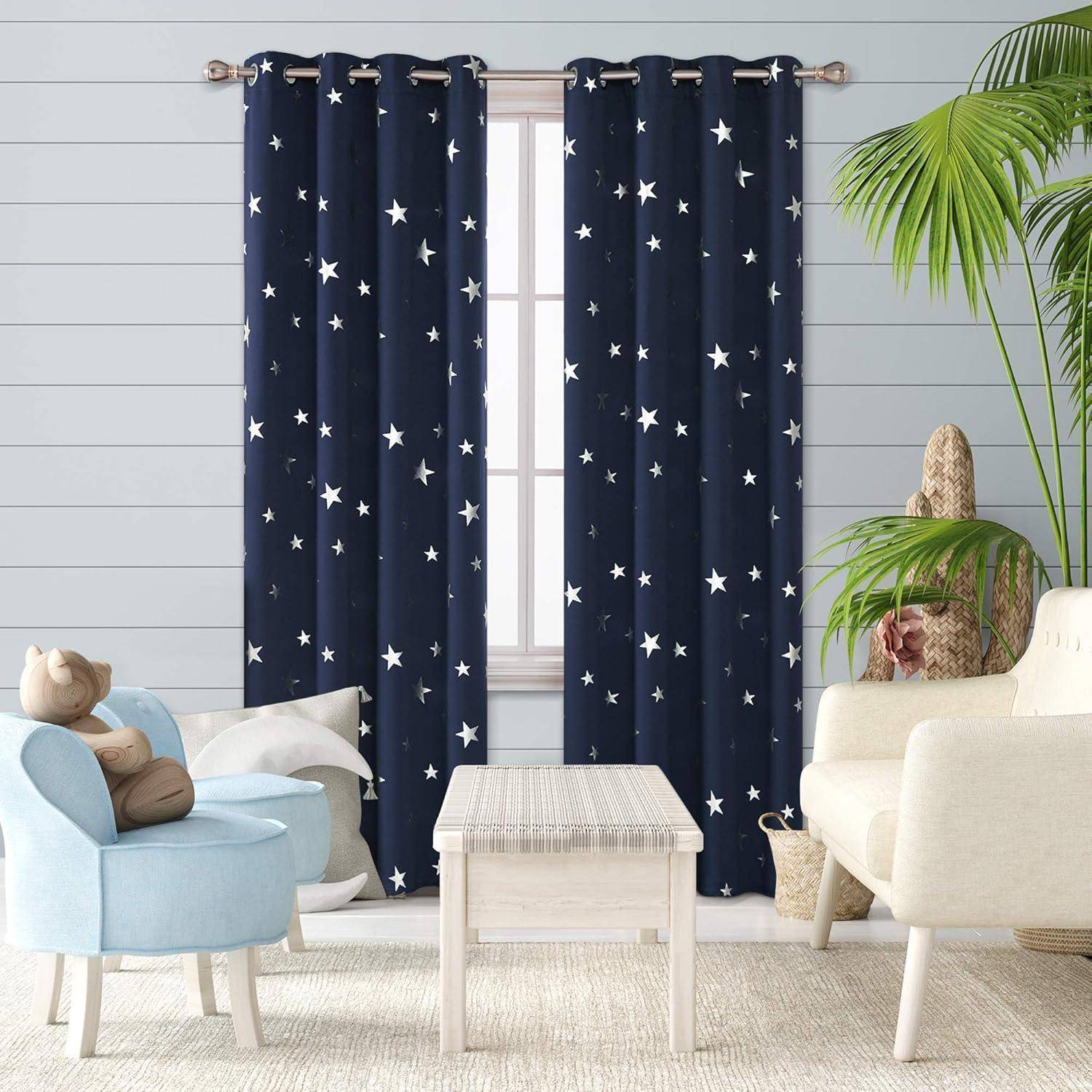 Ein gemütliches Wohnzimmer mit sterngemusterten dunkelblauen Vorhängen, einem weißen Couchtisch, hellblauen und beigen Stühlen und Pflanzen zur Dekoration.