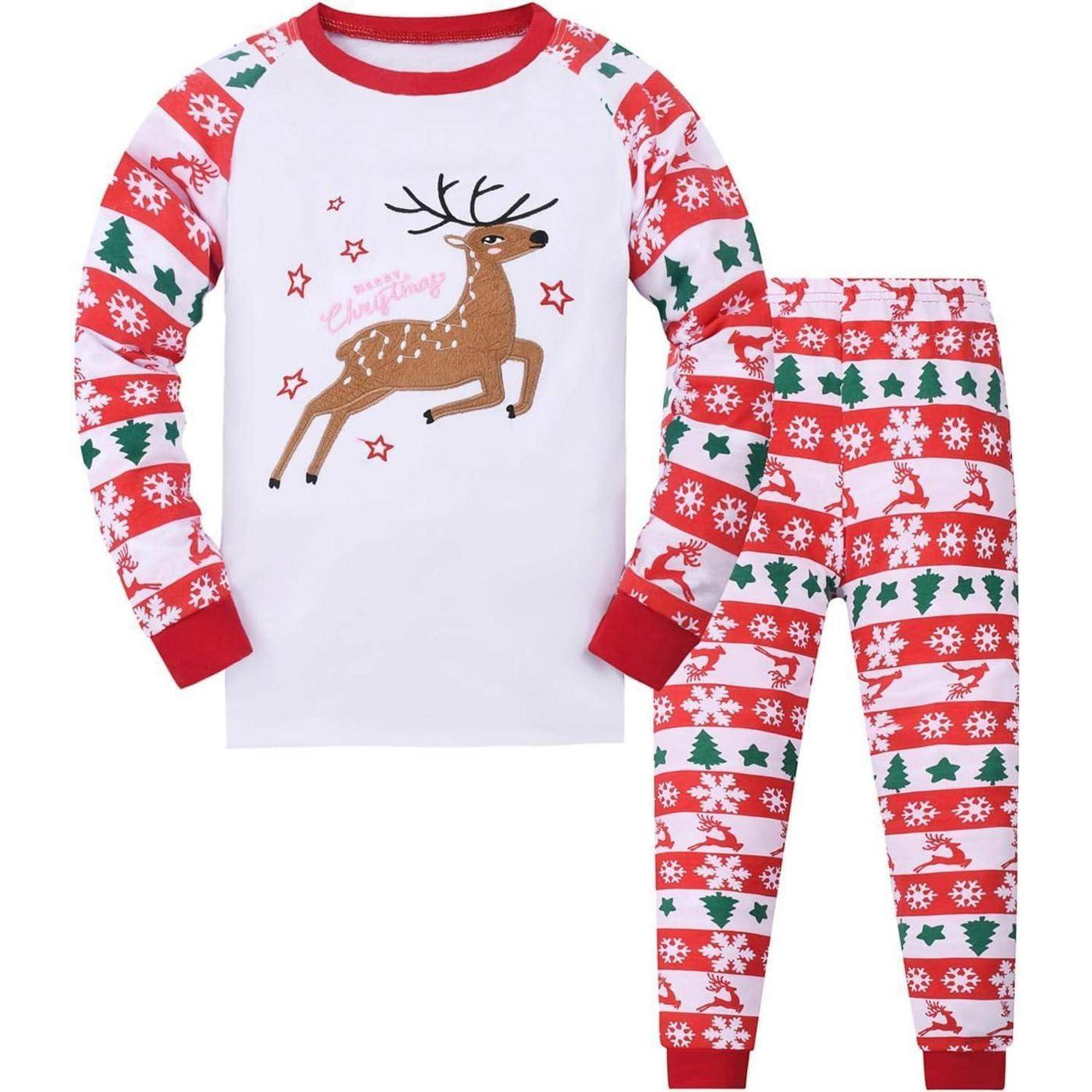 Ein rot-weißer Weihnachts-Pyjama mit einem springenden Rentier auf dem Shirt. Die Hose hat festliche Muster mit Bäumen und Schneeflocken.
