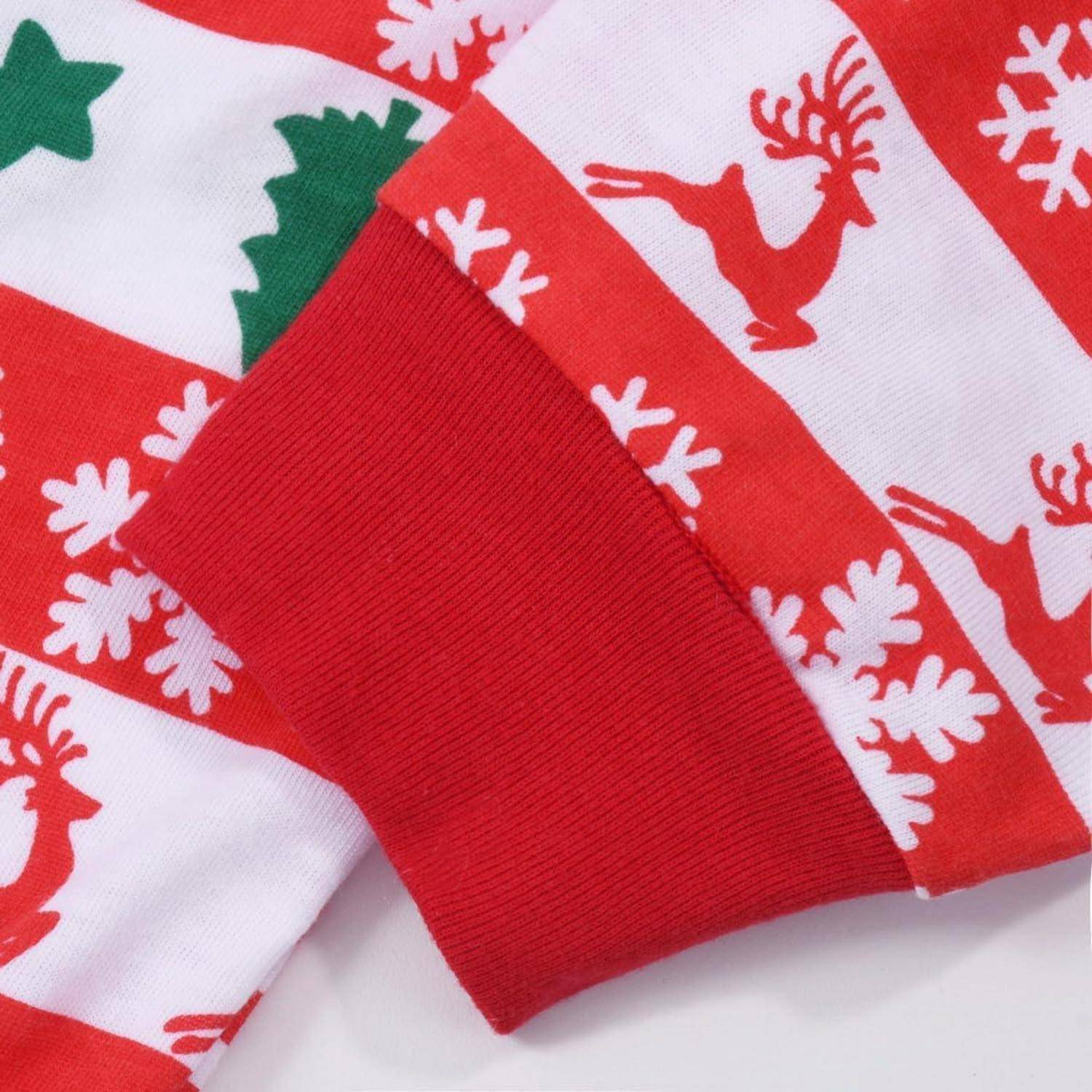 Rotes und weißes Stoff mit weihnachtlichen Mustern, einschließlich Rentiere, Schneeflocken und grüner Weihnachtsbäume.