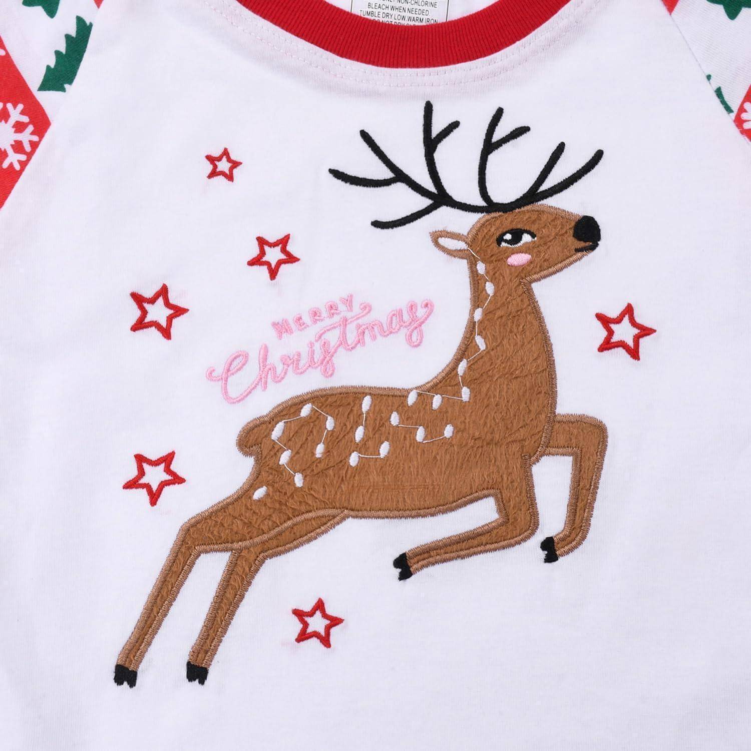 Ein festlicher Pullover-Entwurf mit einem Rentier mit Geweih, umgeben von roten Sternen, und dem Text ‚Frohe Weihnachten' in Pink.