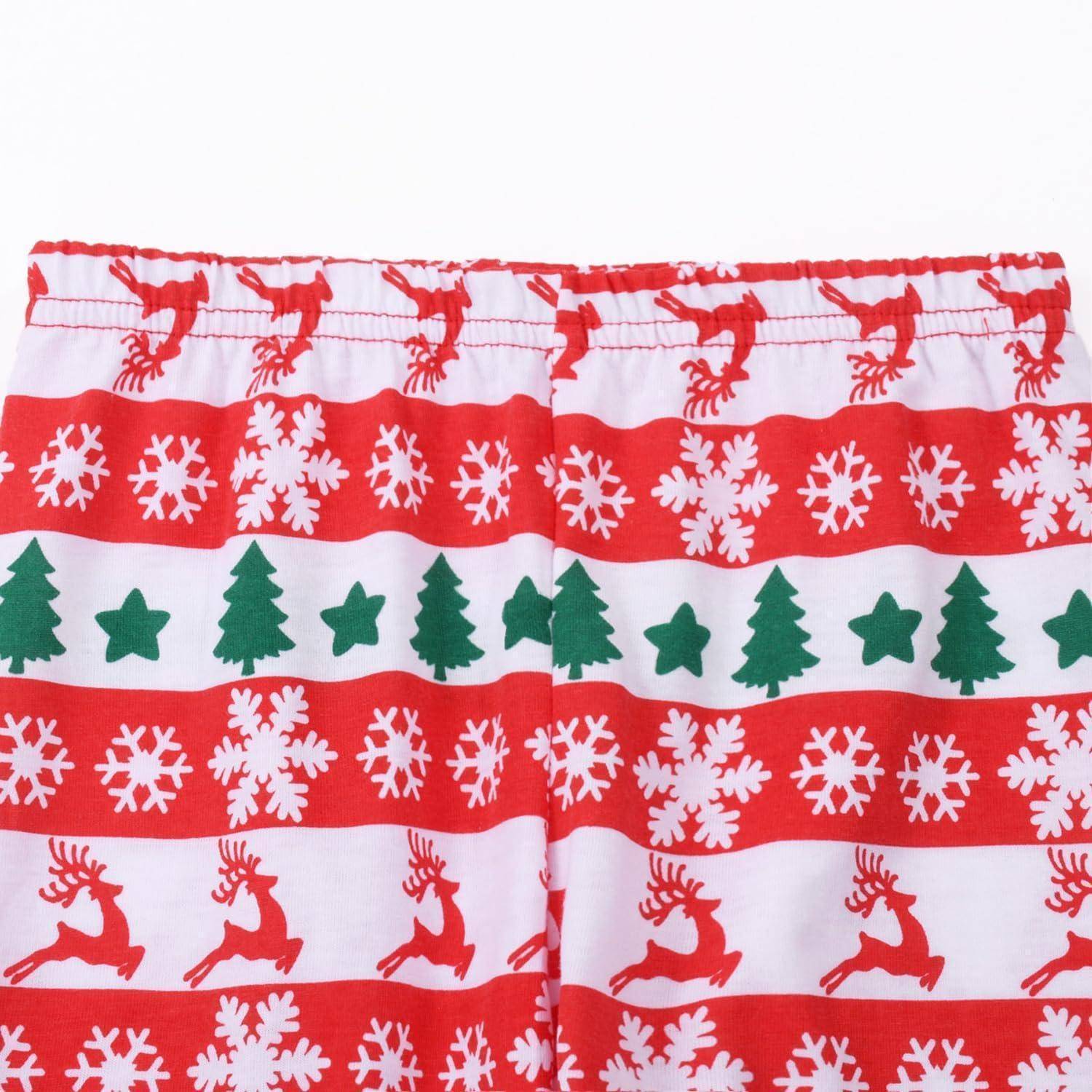 Rote und weiße festliche Hose mit Mustern von Rentieren, Schneeflocken, Sternen und Bäumen, die eine festliche Stimmung hervorrufen.