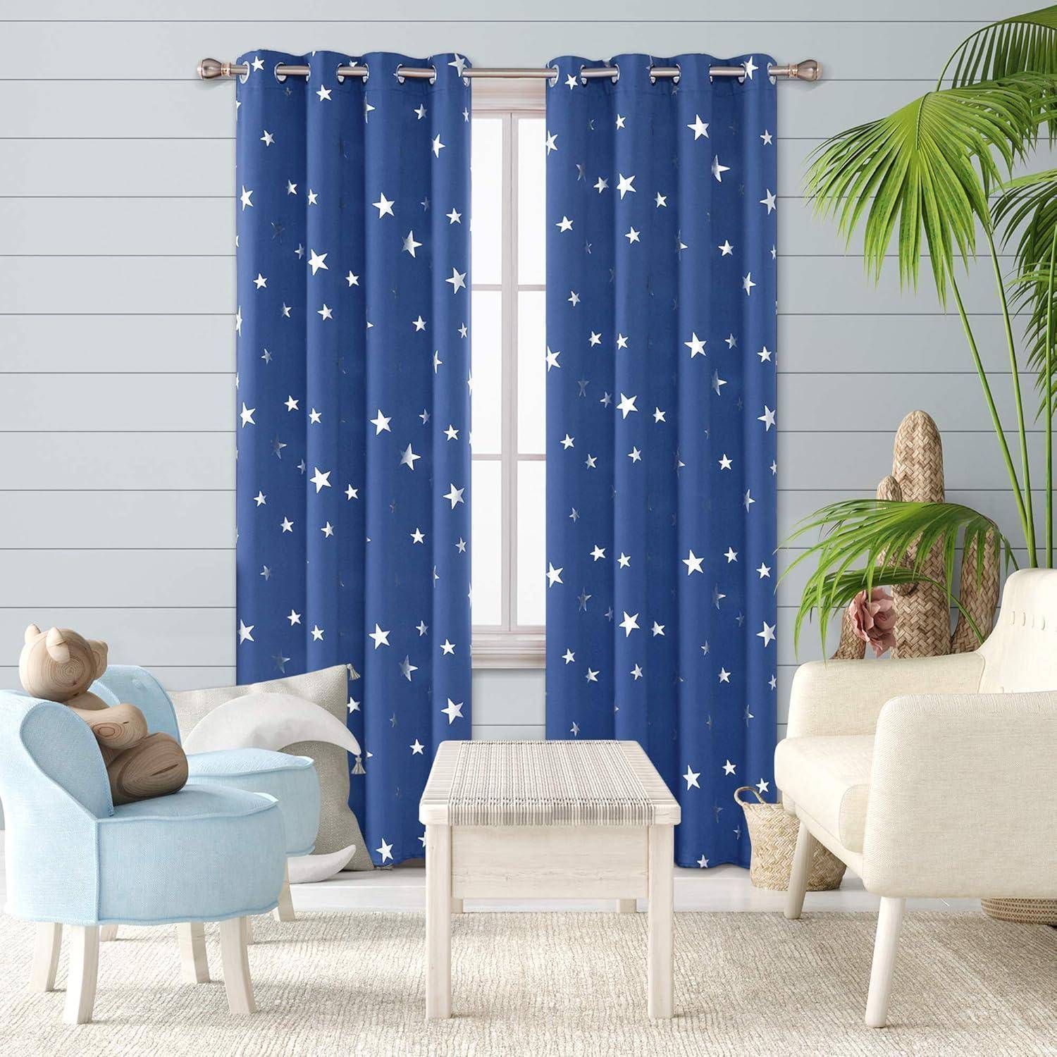 Ein gemütliches Wohnzimmer mit blauen sternengemusterten Vorhängen, einem kleinen Tisch, gepolsterten Stühlen und einer Topfpflanze am Fenster, die eine entspannte Atmosphäre schafft.