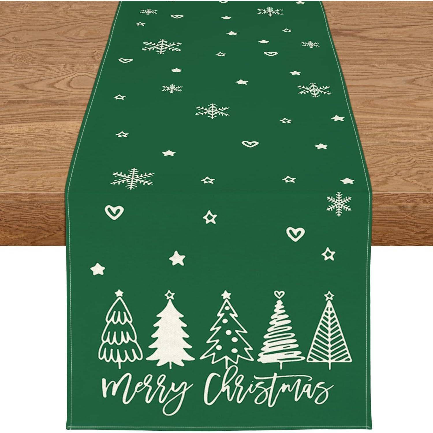 Grüner Tischläufer mit weißen Schneeflocken, Sternen und verschiedenen Weihnachtsbaumdesigns, mit dem Text 