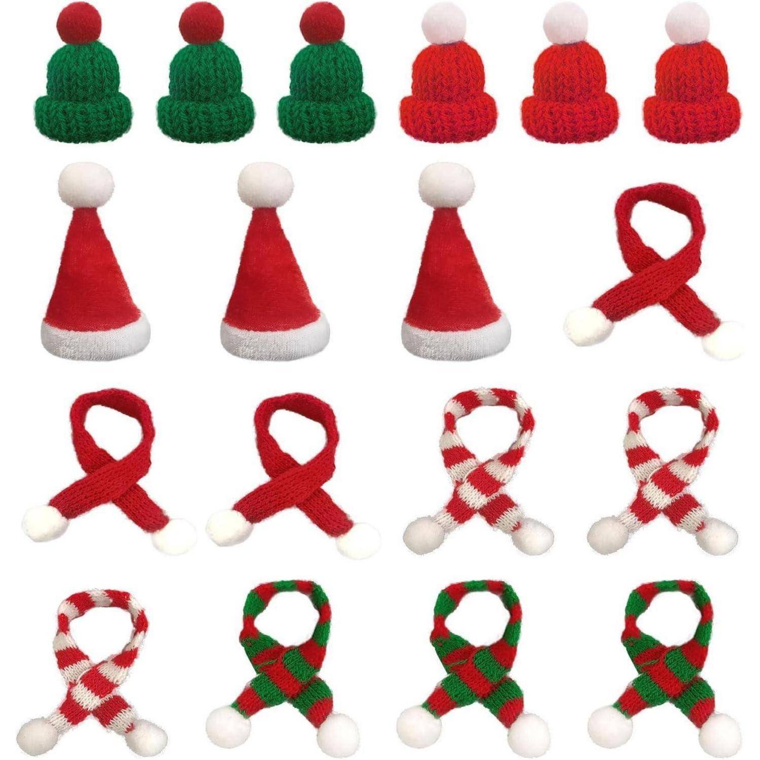 Ein Muster von Weihnachtszubehör: rote und grüne Mützen, Weihnachtsmannmützen und Schals in Kombinationen von Rot, Grün und Weiß.