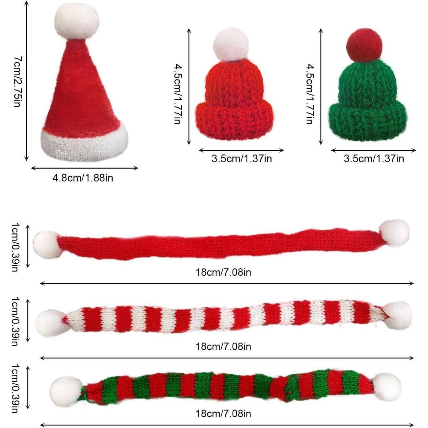 Drei kleine gestrickte Mützen und vier gestrickte Schals mit Abmessungen in Zoll und Zentimetern. Mützen in Rot und Grün, Schals in Rot und gestreift.