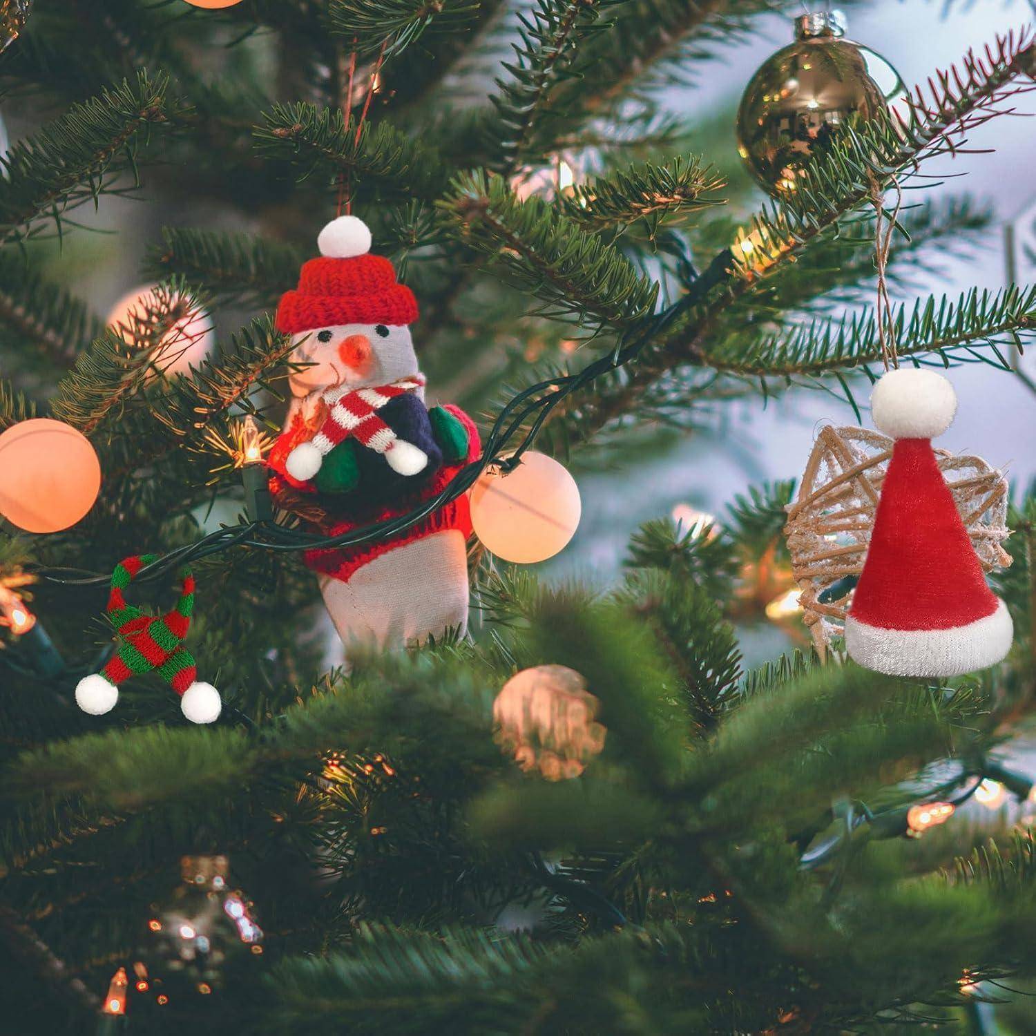 Ein geschmückter Weihnachtsbaum mit Christbaumschmuck, darunter ein Schneemann, ein Rentier und Christbaumkugeln, alles umgeben von warmglühenden Lichtern.