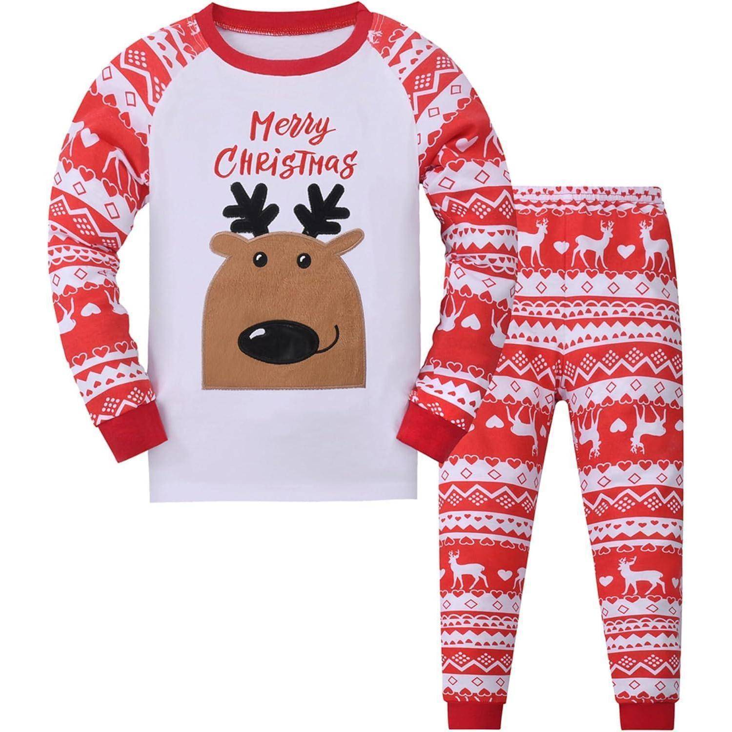 Ein Kinder-Weihnachtspyjama-Set mit einem weißen Oberteil, auf dem ein Rentiergesicht und der Text 'Frohe Weihnachten' abgebildet sind, sowie einer rot gemusterten Hose.