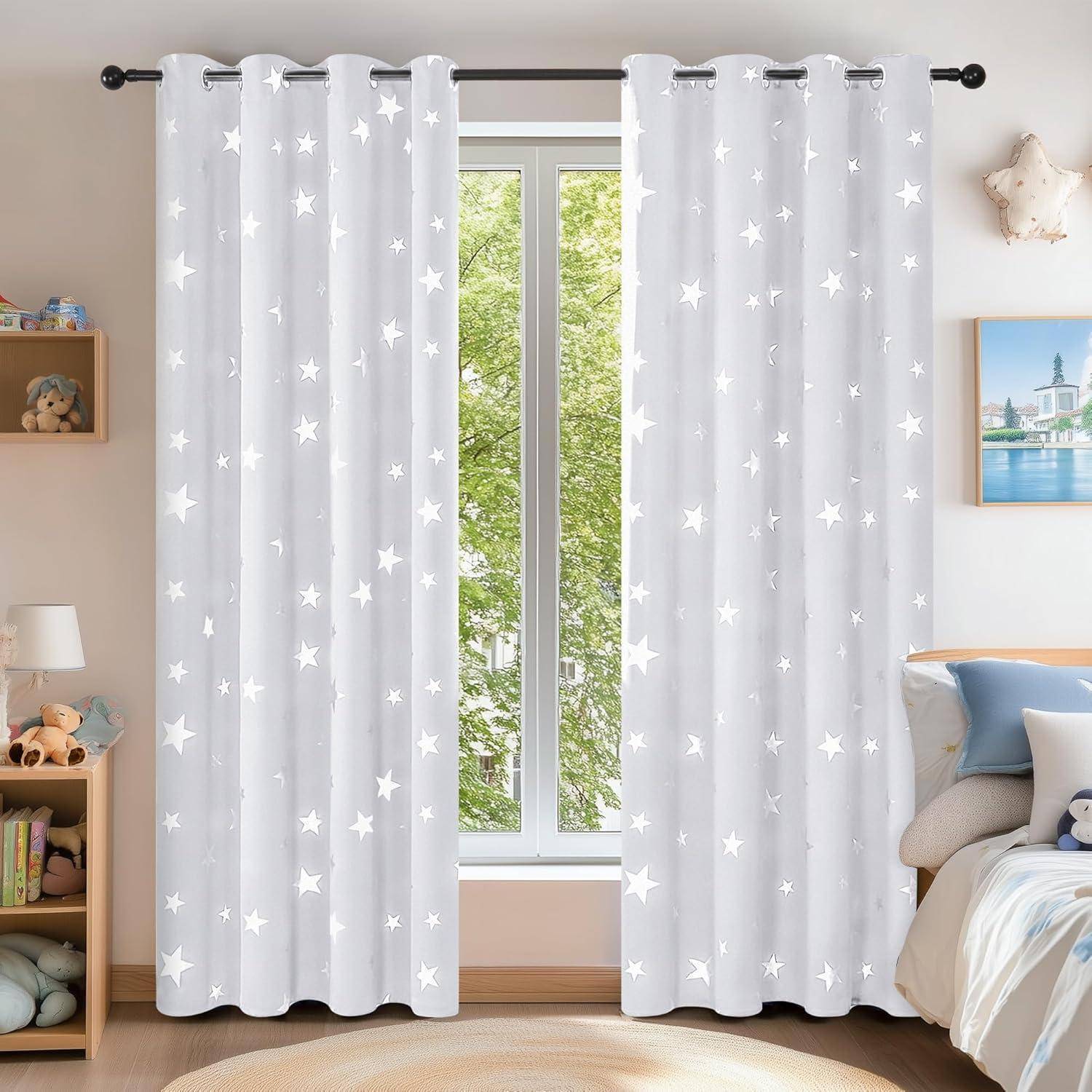 Ein gemütliches Kinderzimmer mit sterngemusterten weißen Vorhängen, einem Fenster mit Blick auf einen Baum, Plüschtieren auf Regalen und einem weichen Sessel.