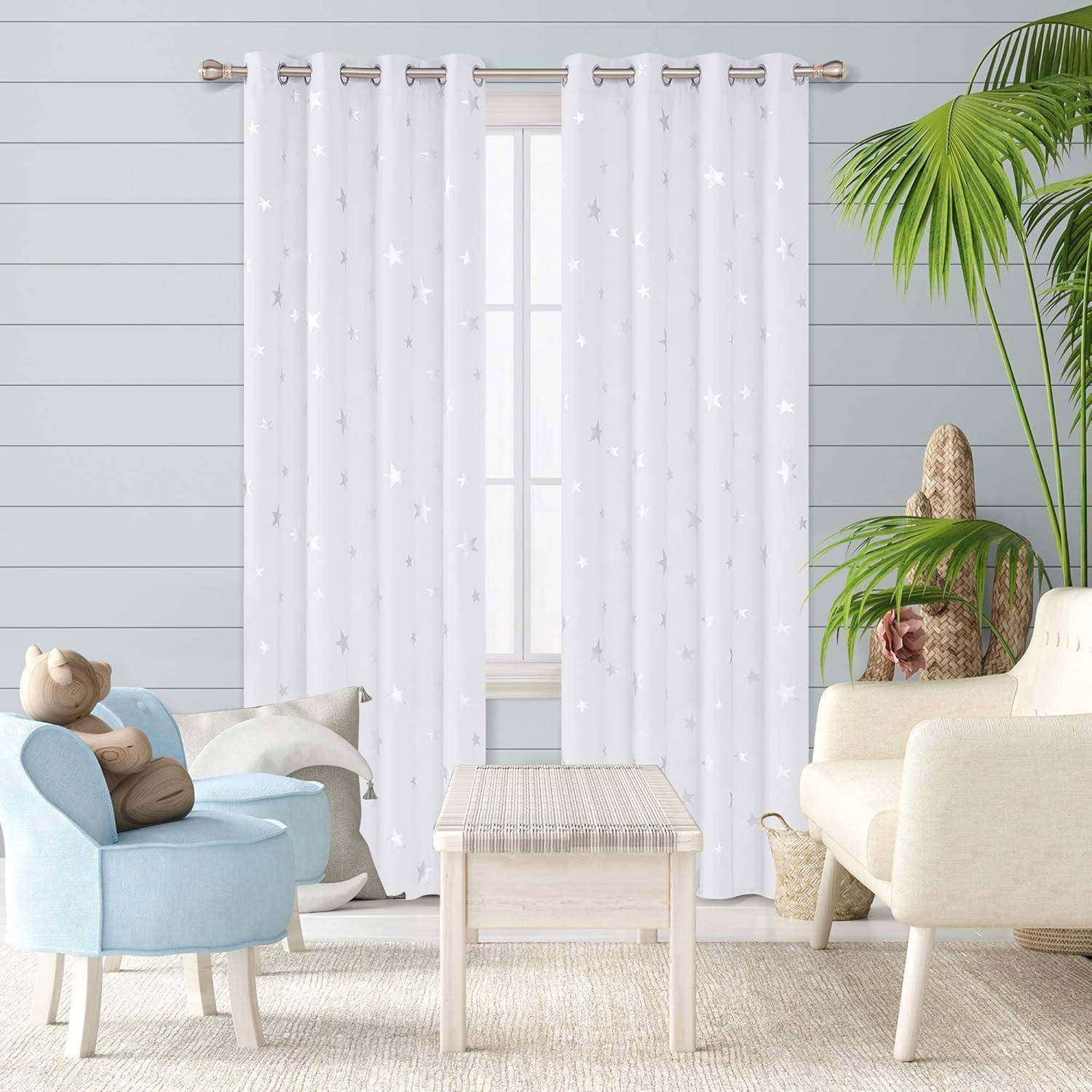 Ein gemütliches Wohnzimmer mit einem weißen Vorhang mit Sternemuster, hellblauen Wänden, einem blauen Sessel, einem beigen Sofa und einer lebhaft grünen Pflanze.