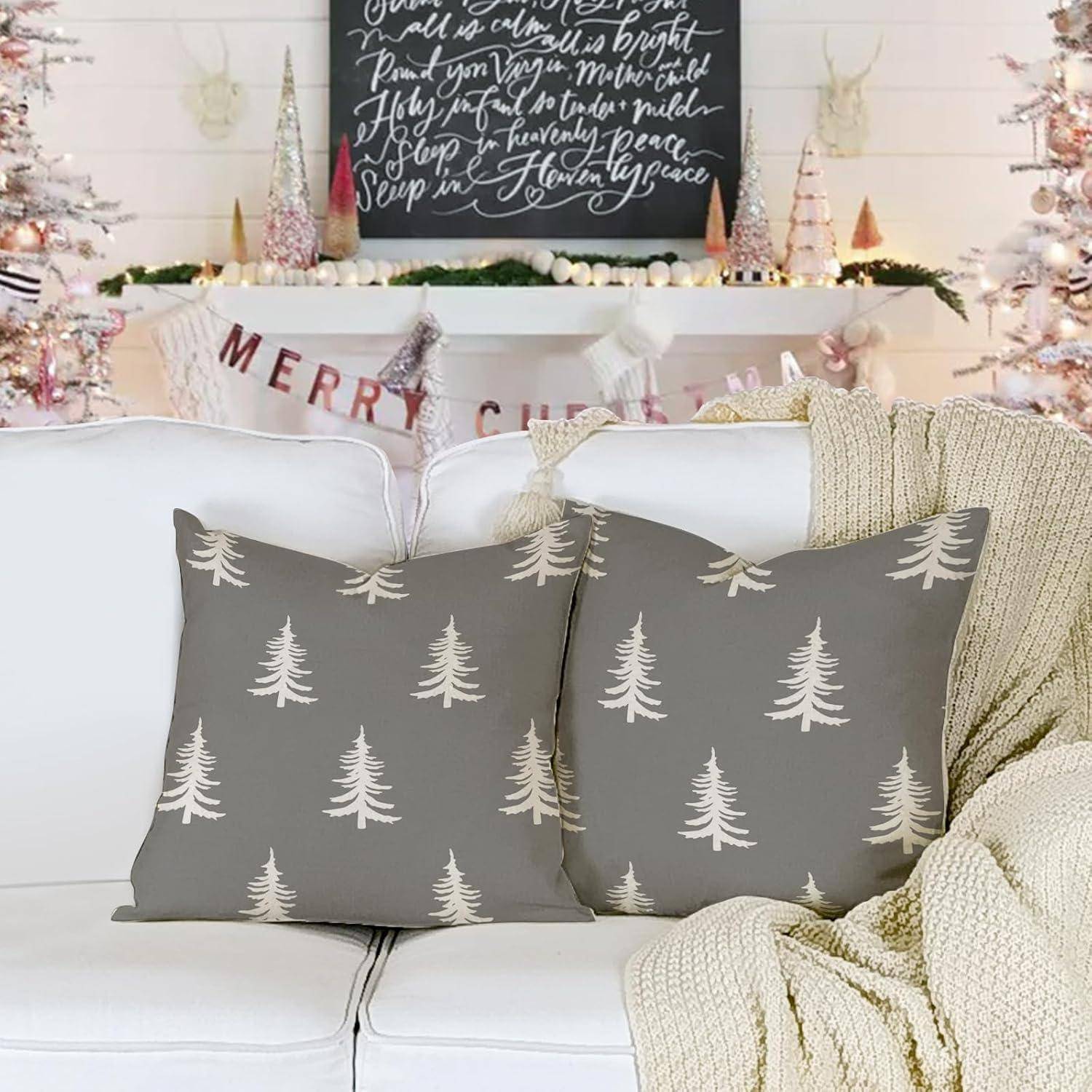 Ein gemütliches Wohnzimmer mit weihnachtlichem Ambiente zeigt geschmückte Bäume, eine 
